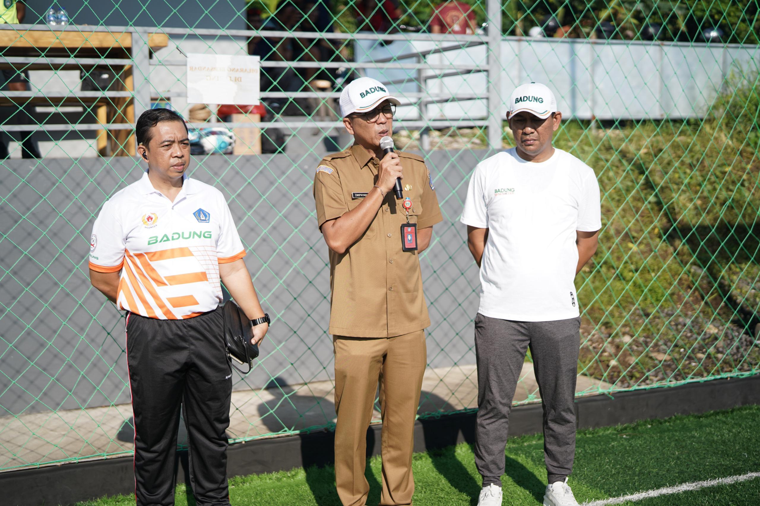Ketua Bapor KORPRI, I Gusti Made Dwipayana didampingi Plt. Sekretaris Dewan I Gde Surya Kurniawan saat membuka turnamen mini soccer di Lapangan Kapal Mini Soccer, Kelurahan Kapal, Mengwi, Senin (3/11)