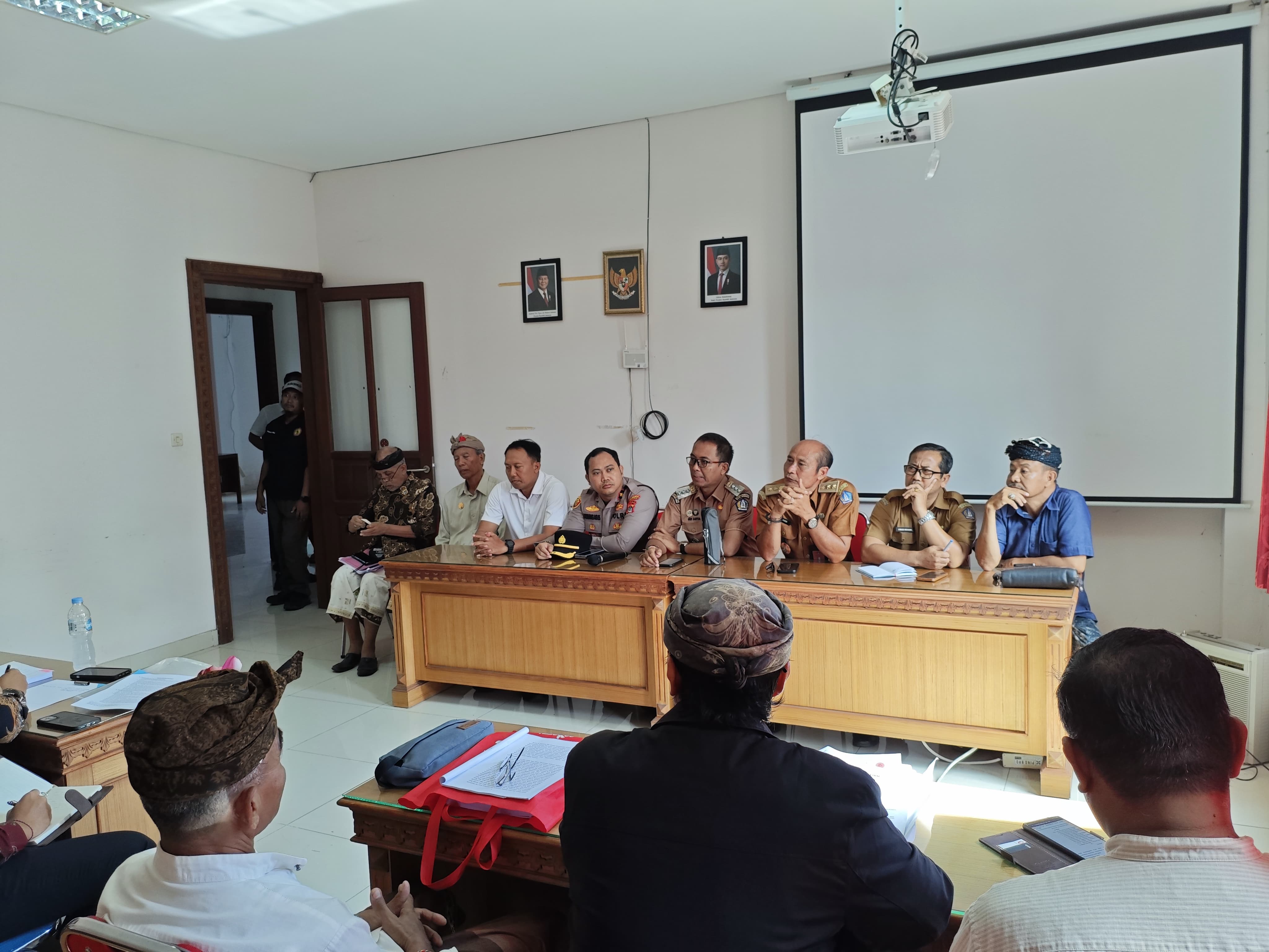 Proses mediasi permasalahan renovasi pura di Kantor Lurah Jimbaran, Senin (3/11).