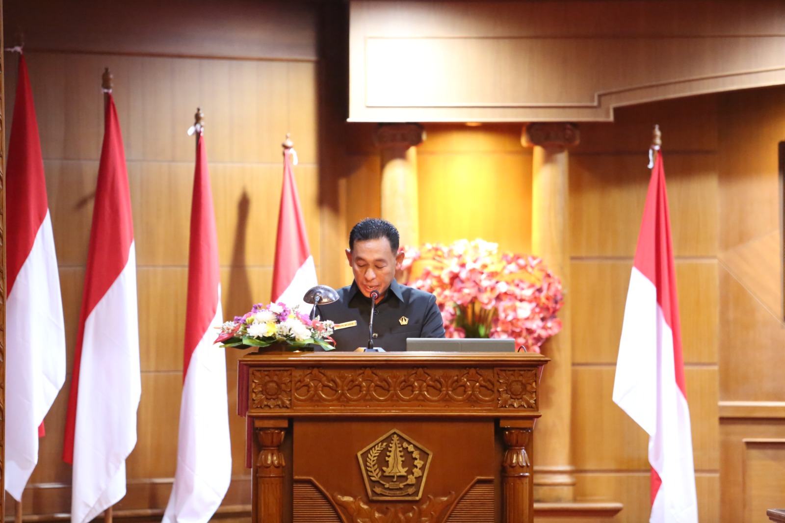 Ketua Fraksi Gerindra DPRD Badung, I Wayan Puspa Negara saat membacakan PU dalam rapat paripurna, Selasa (4/11).
