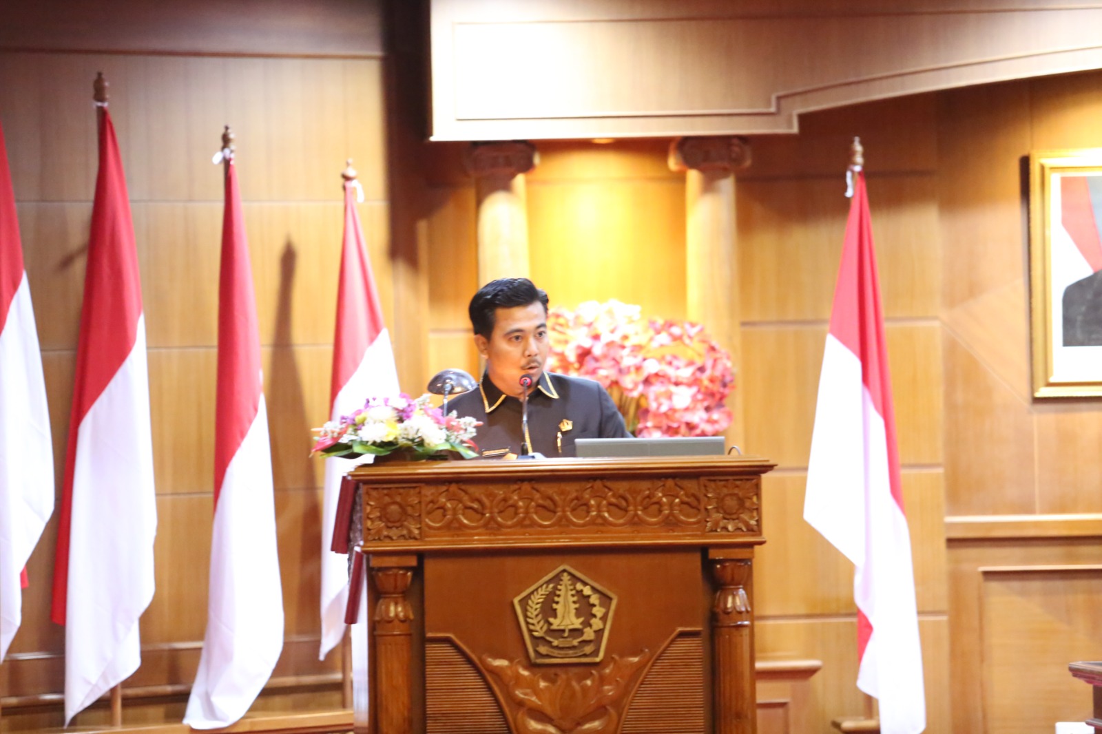 Anggota Fraksi Golkar DPRD Badung, I Putu Sika Adi Putra saat membacakan PU dalam rapat paripurna, Selasa (4/11).