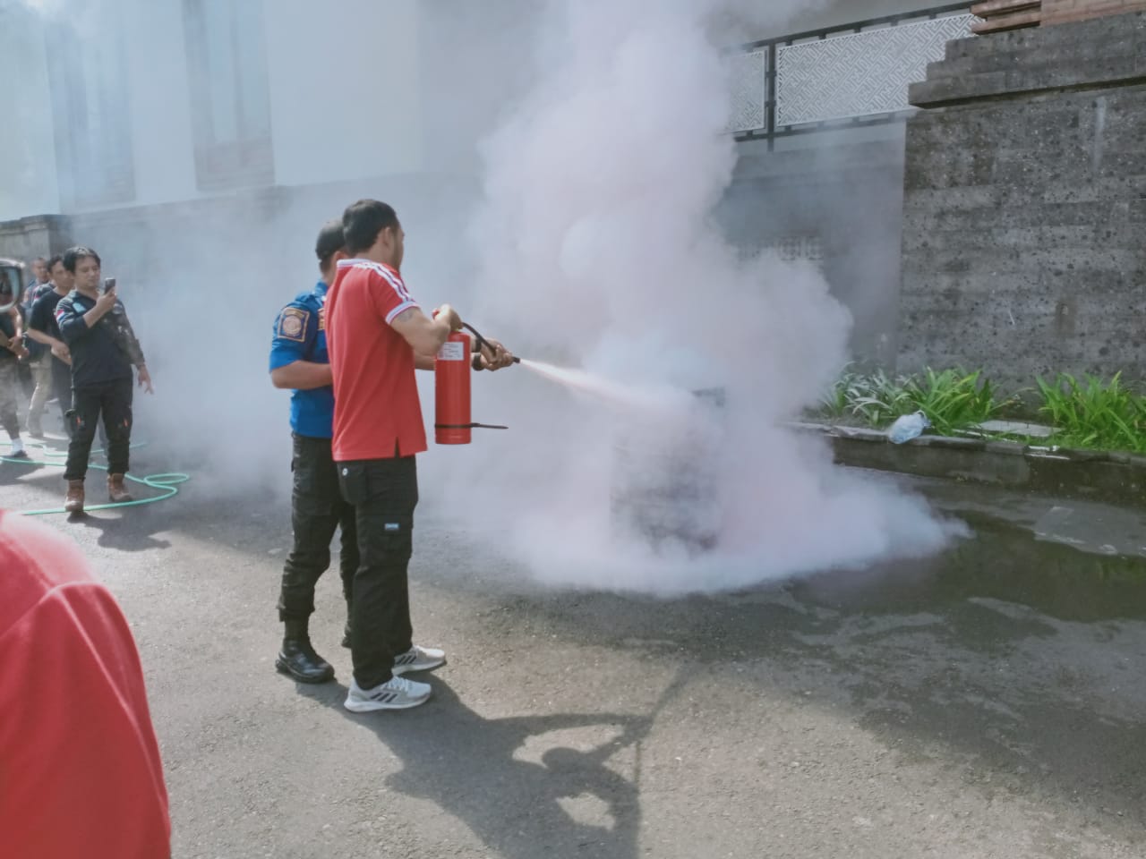 DILATIH : Pelatihan penanganan kebakaran kepada petugas dan pedagang Pasar Seni Sukawati.