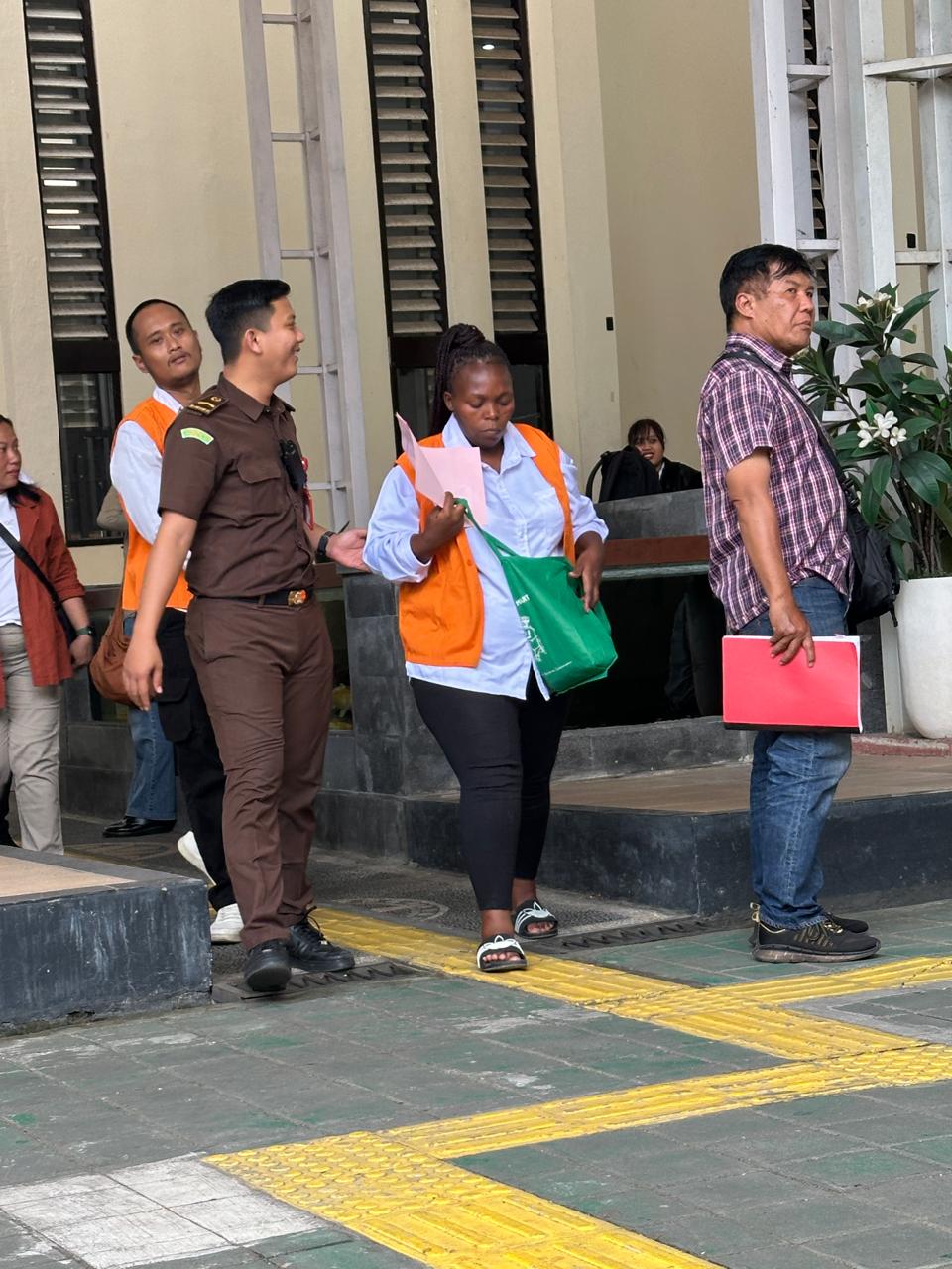 WNA Afrika Selatan, Lungile Ntombenhile Mzimela usai jalani sidang tuntutan di PN Denpasar. (Bali Express/Istimewa)