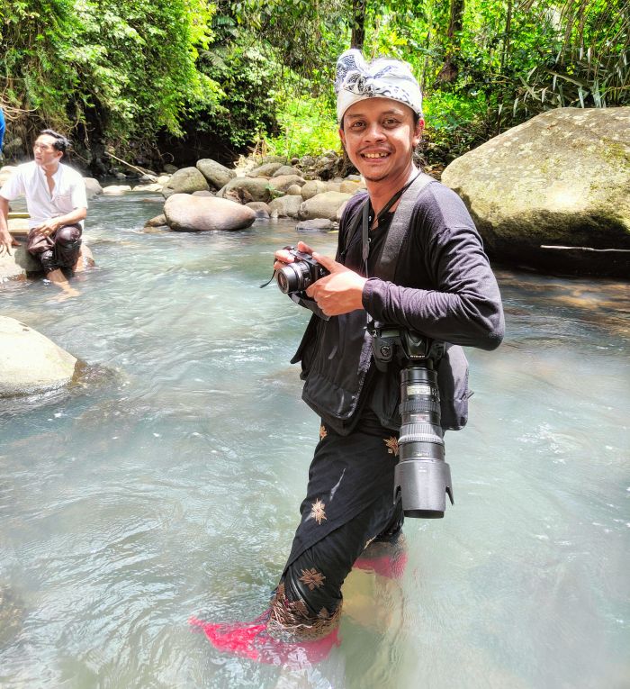 Dicky Bisinglasi seorang visual journalism dan dokumenteris yang kini tinggal di Bali.