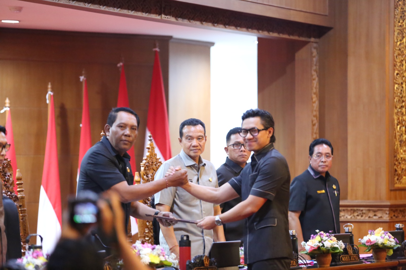 Anggota Fraksi PDIP DPRD Badung, I Made Suryananda Pramana saat menyerahkan PU dalam rapat paripurna, Selasa (4/11).