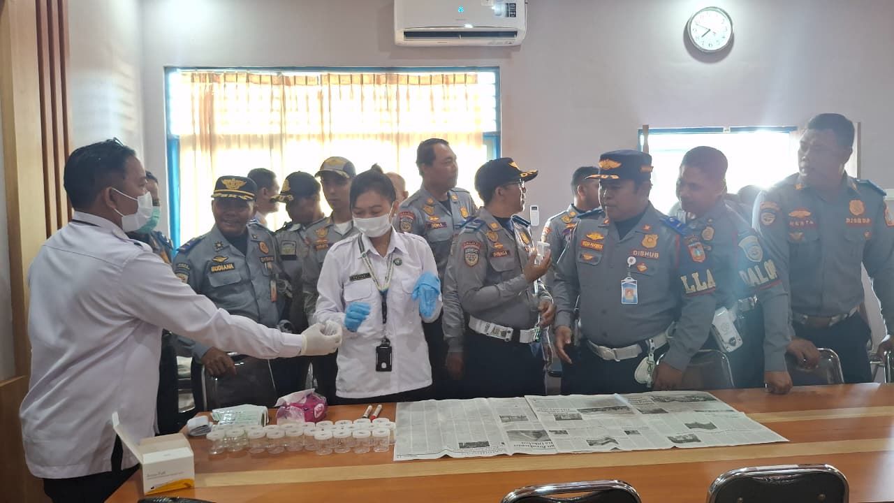 BNN Karangasem melakukan test urine di Dinas Perhubungan Karangasem, Senin (3/11/2025).