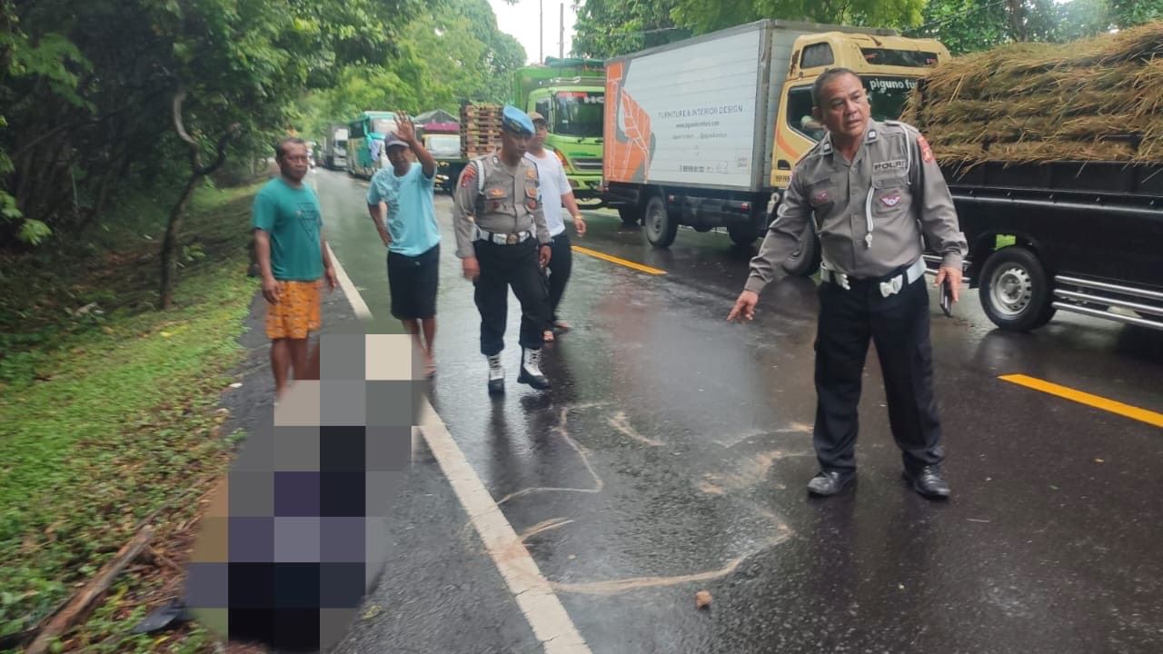 Polisi melakukan olah TKP kecelakaan yang terjadi di Jalan Umum Denpasar&ndash;Gilimanuk KM 121&ndash;122, Kelurahan Gilimanuk, Kecamatan Melaya, Kabupaten Jembrana, Kamis (30/11/2025).