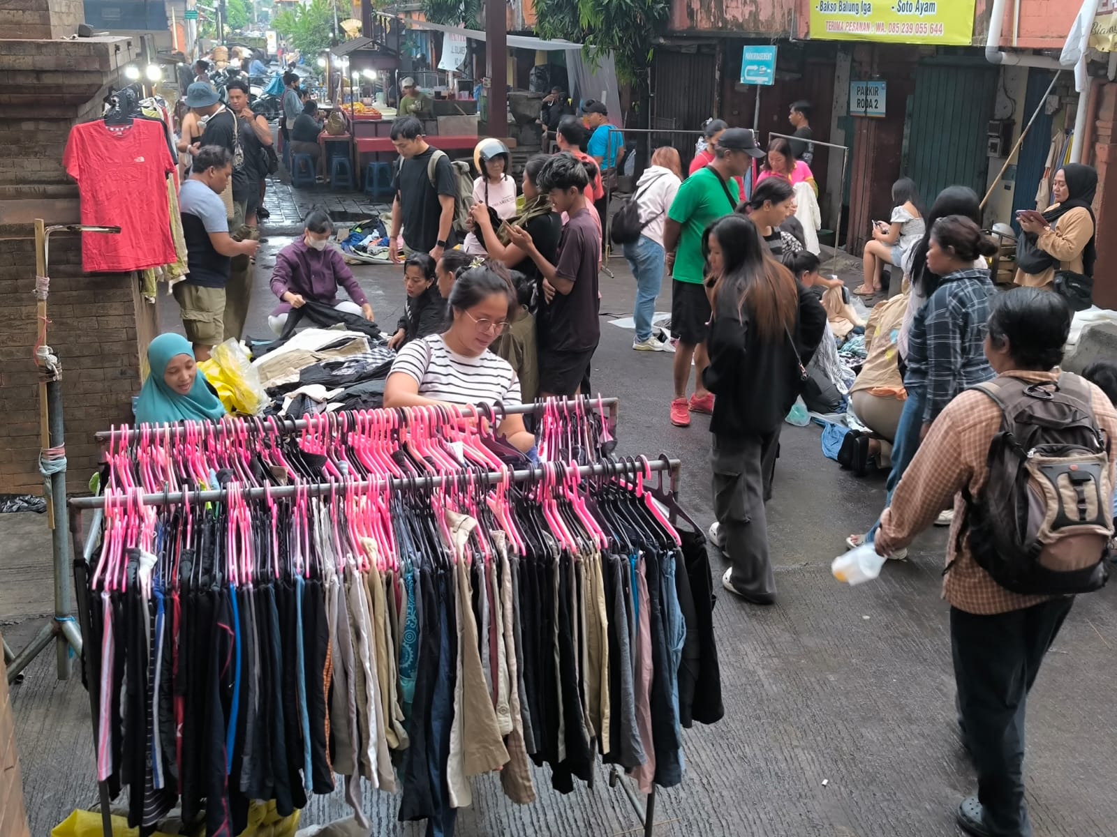 Aktivitas jual-beli baju bekas impor di Pasar Badung, Denpasar.