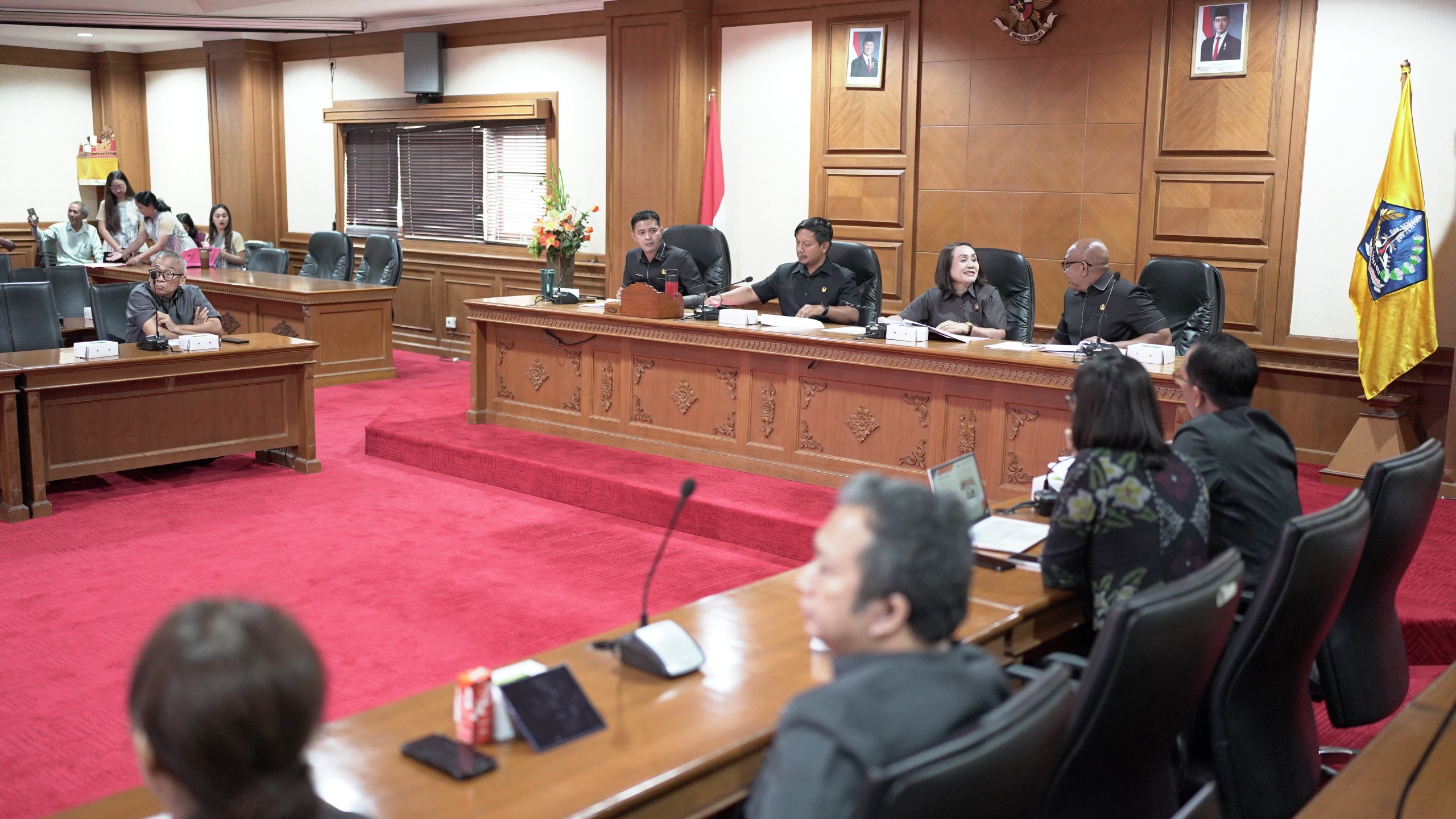Komisi IV DPRD Badung saat menggelar rapat bersama Disdikpora dan Dinkes Badung, Selasa (4/11).