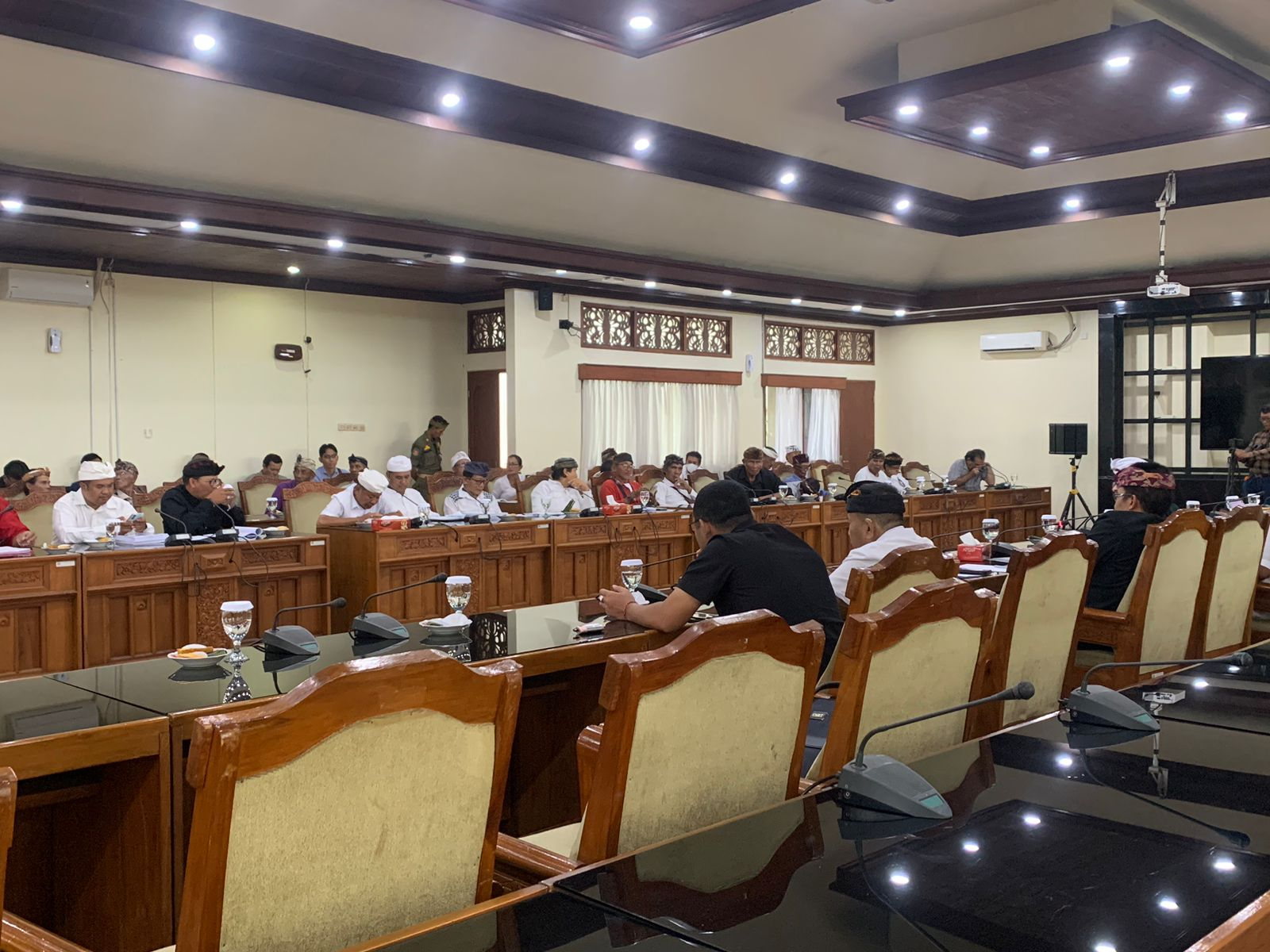 TAK HALANGI: Sejumlah warga Desa Adat Jimbaran lakukan audiensi ke DPRD Bali, Rabu (5/11)