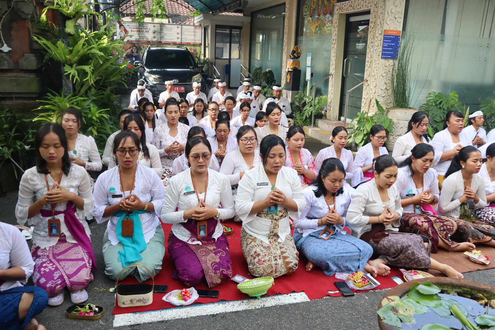 HINDU : Umat Hindu tengah melaksanakan persembahyangan Purnama Kalima.