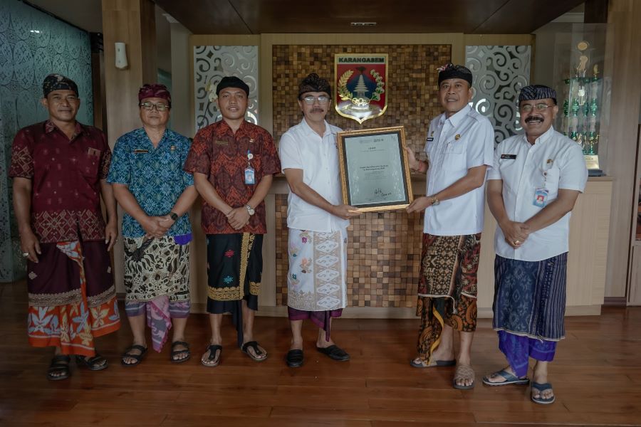 Bupati Karangasem I Gusti Putu Parwata menerima sertifikat GIAHS, pada Selasa (4/11/2025).