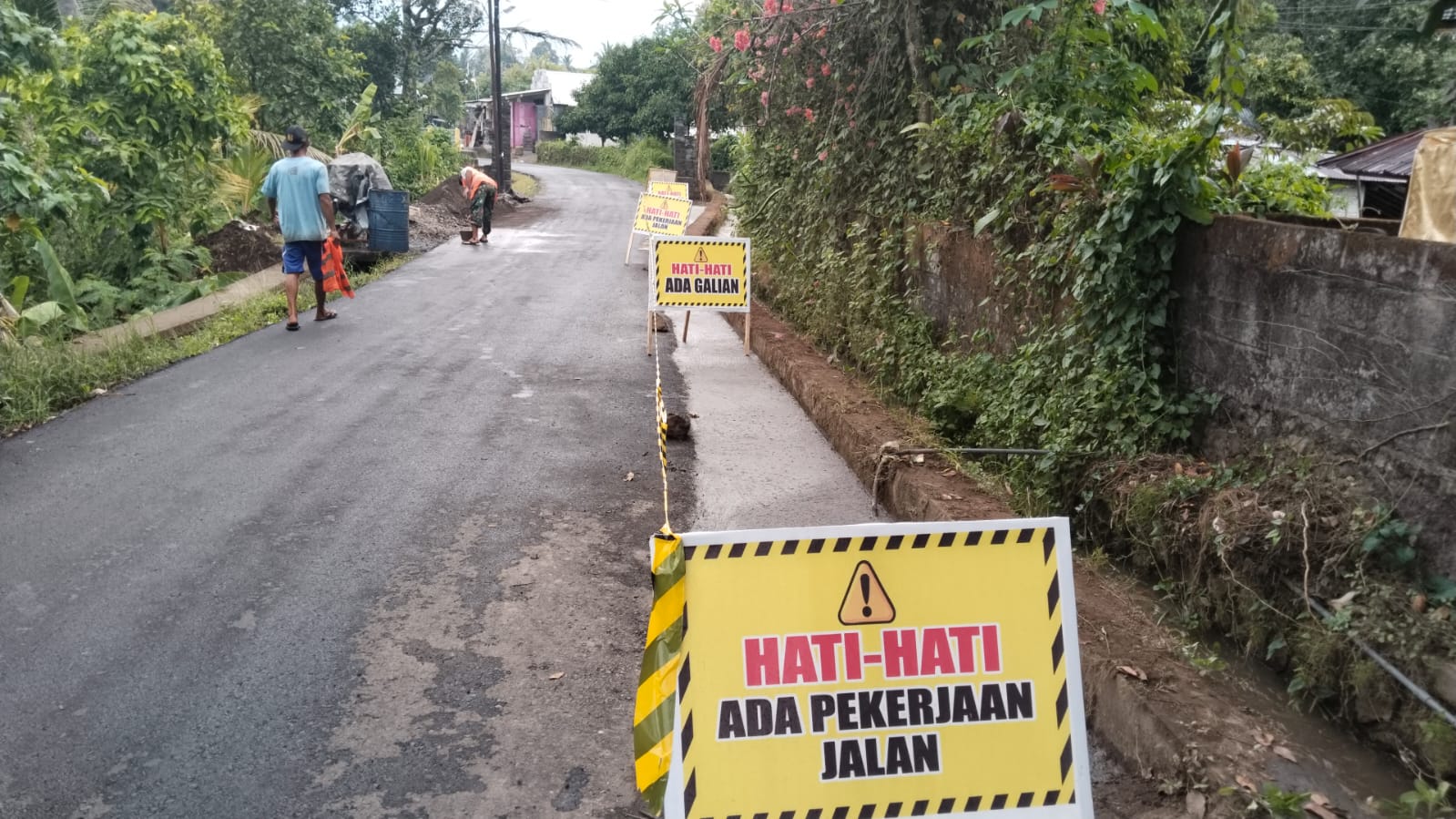 Perbaikan ruas jalan di Desa Pegadungan-Petandakan yang dikerjakan oleh PUTR Buleleng
