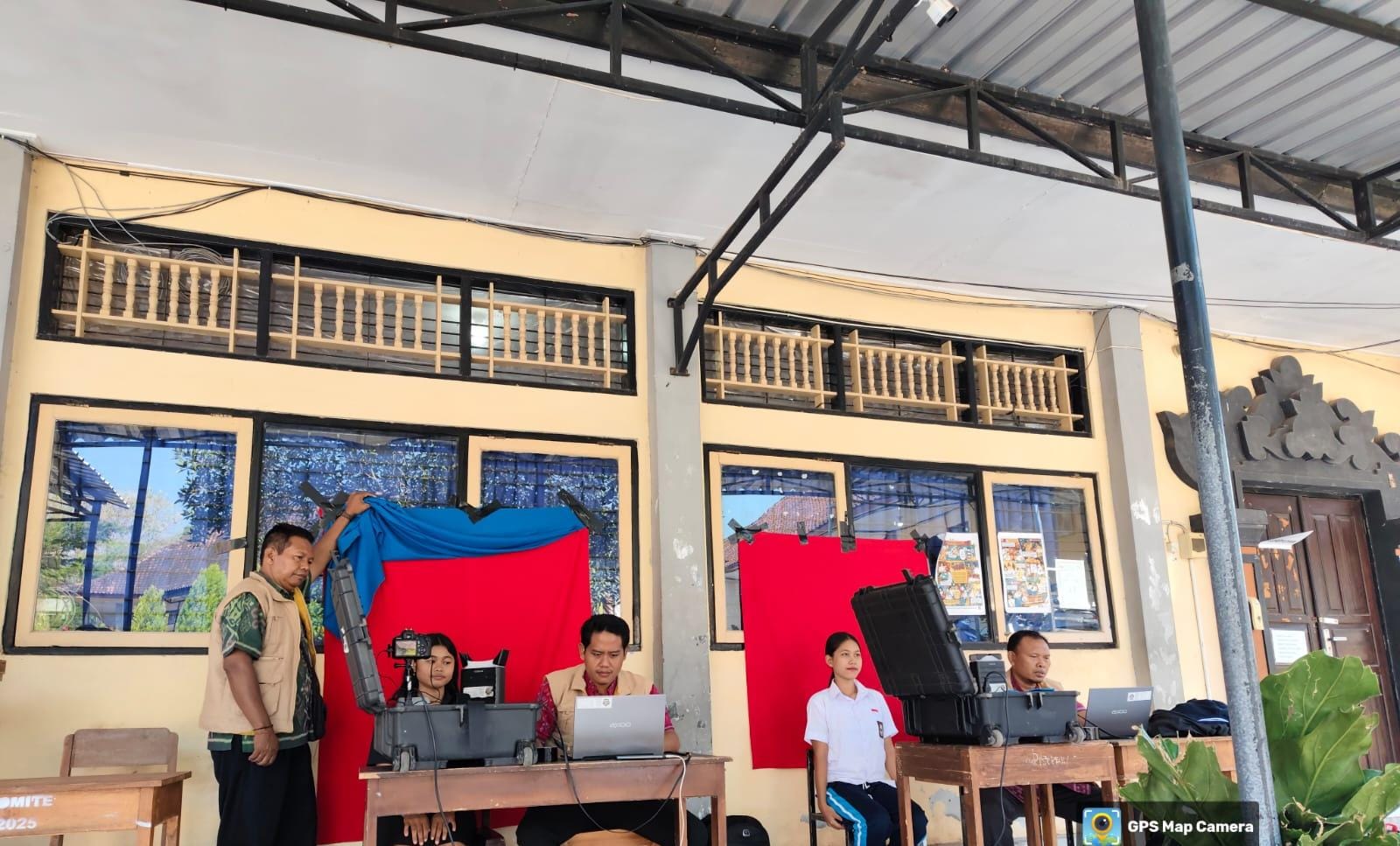 Perekaman e-KTP terhadap remaja yang cukup umur dan memenuhi syarat di Buleleng.