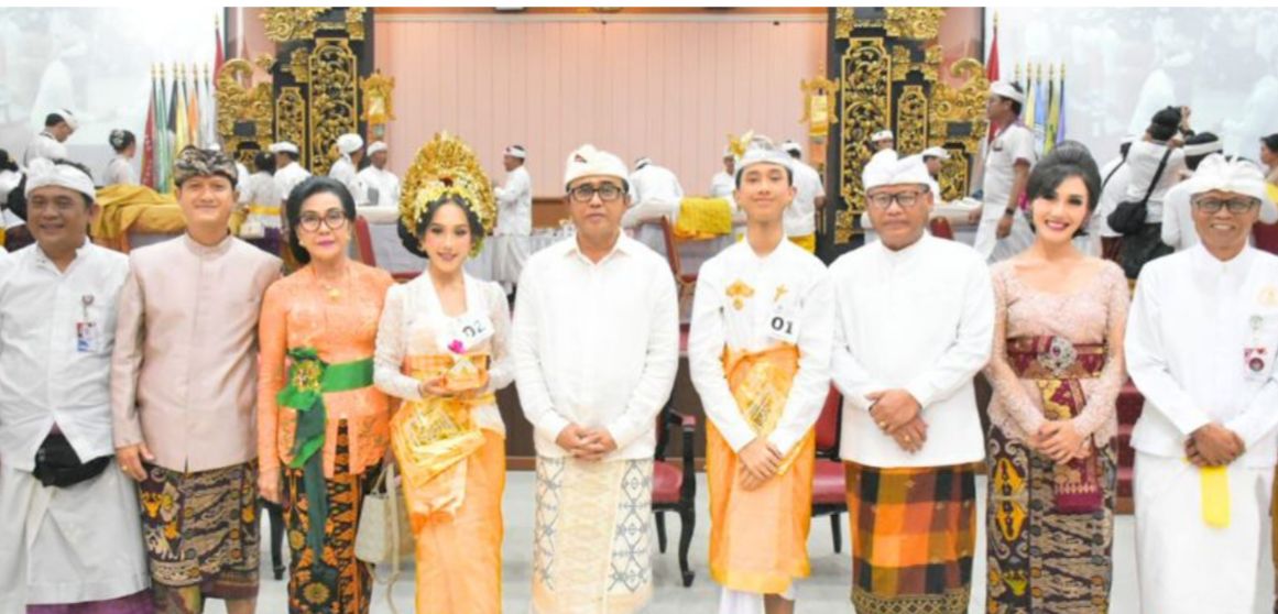 Manusa Yadnya : Walikota Denpasar Jaya Negara bersama jajaran Yayasan Dwijendra, dalam agenda Manusia Yadnya Menik Kelih Lan Mepandes oleh Yayasan Dwijendra