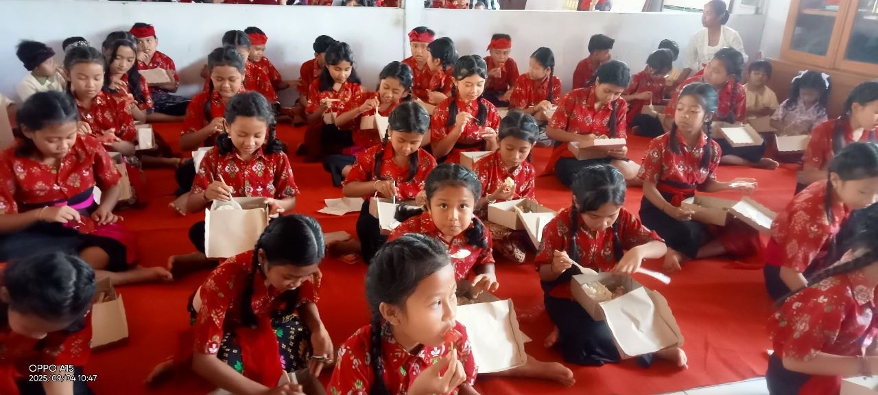 Anak-anak di Tabanan menikmati makanan dari olahan ikan dalam Program Gemarikan.