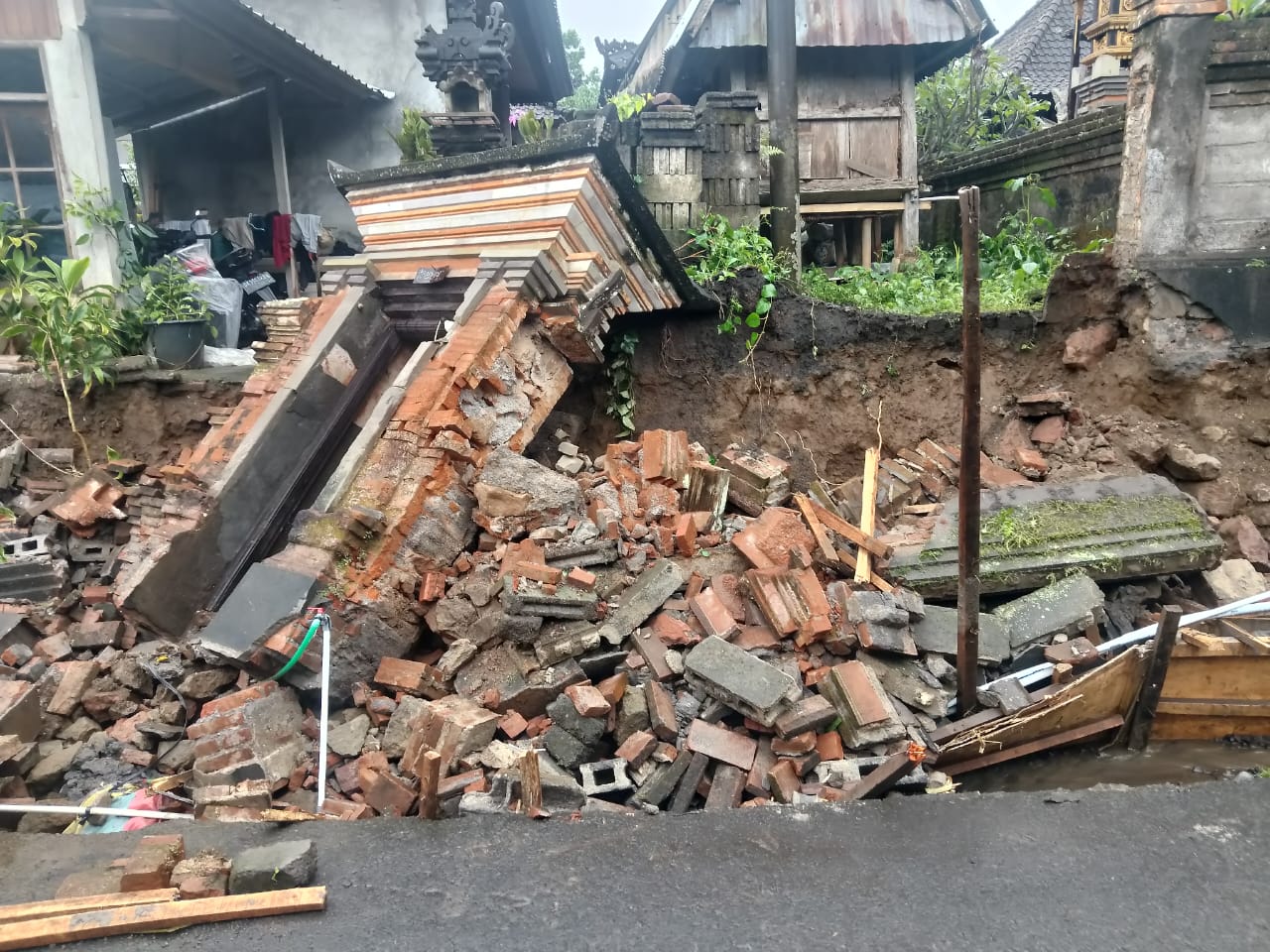 JEBOL : Angkul-angkul warga di Banjar Bantas, Desa Manukaya, Kecamatan Tampaksiring pasca jebol, Selasa (4/11).
