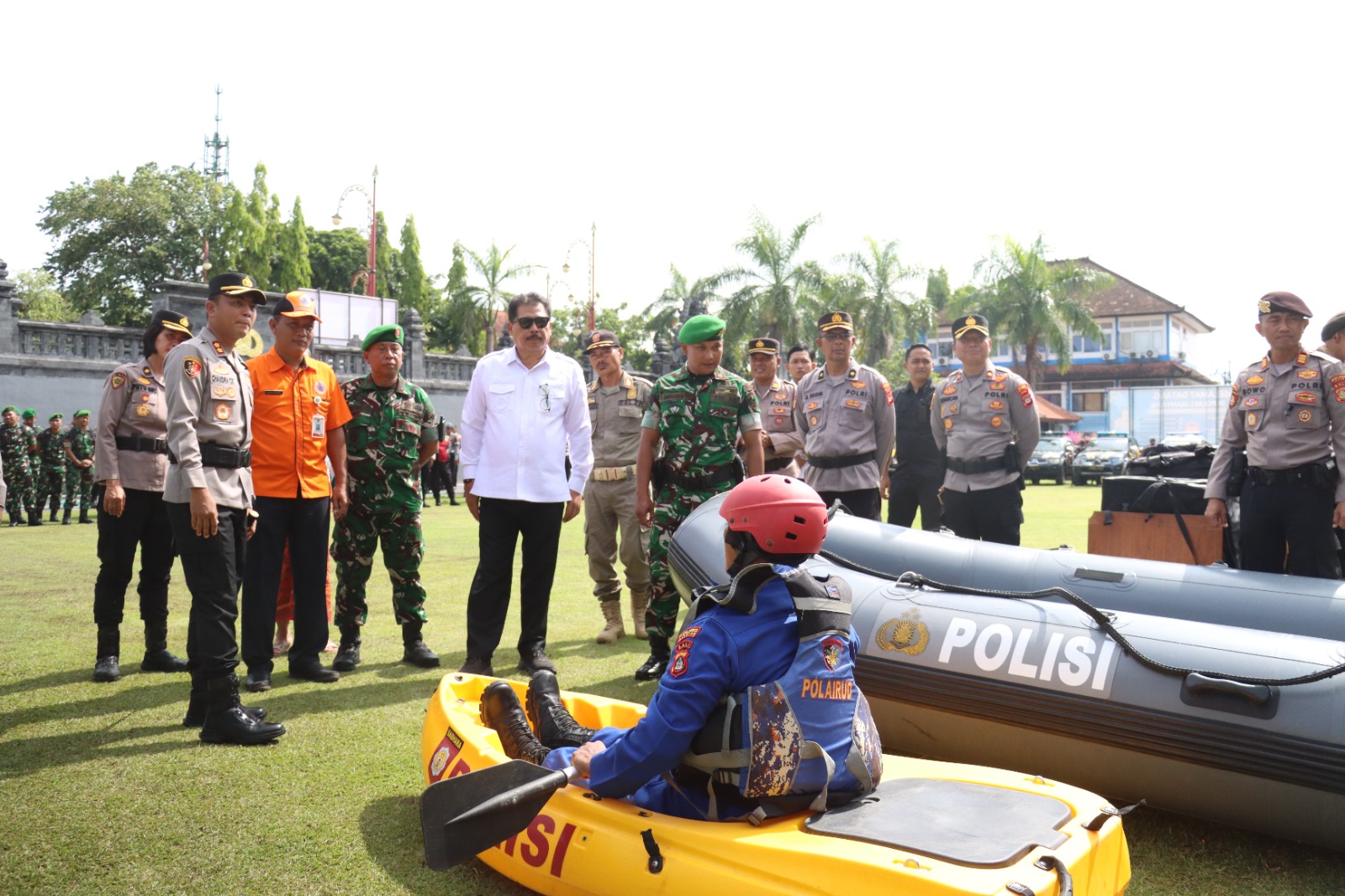 APEL : Apel kesiapan pasukan dan peralatan tanggap darurat bencana hidrometeorologi di Polres Gianyar, Rabu (5/11).