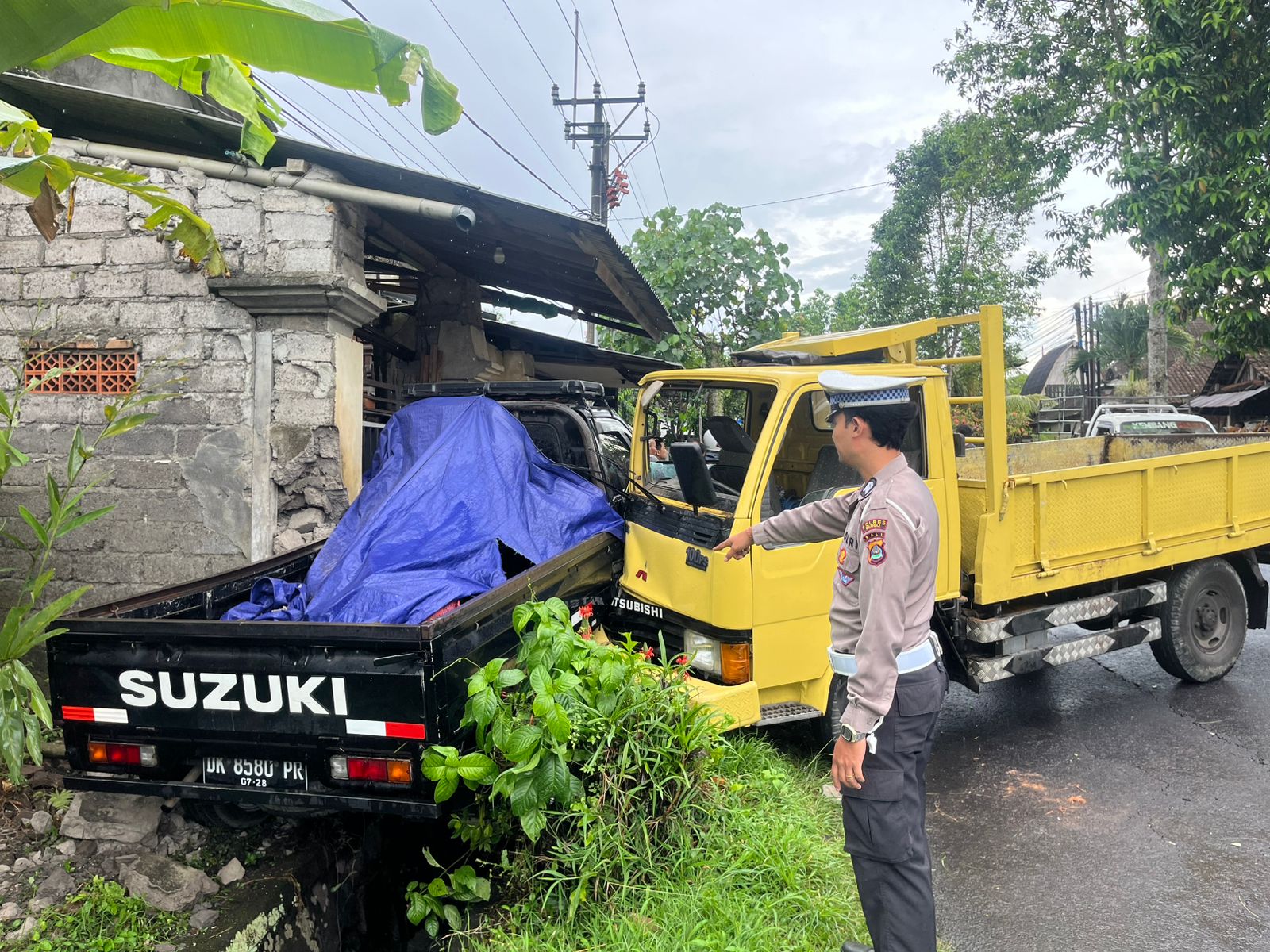 Polisi mendatangi TKP kecelakaan di Jalan Merdeka, Bangli, Selasa (4/11/2025).