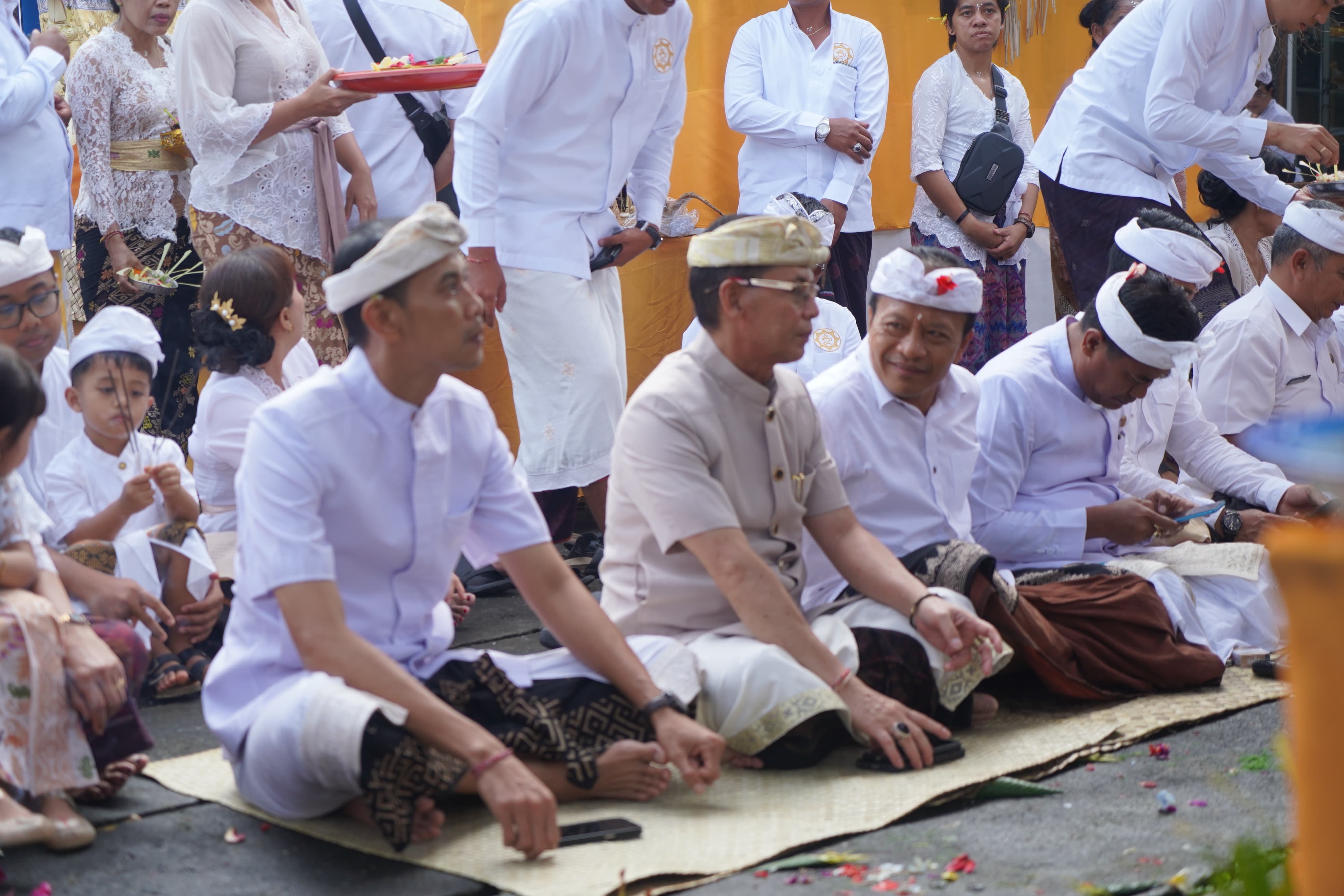 Bupati Klungkung I Made Satria melakukan persembahyangan di lima pura, pada rahina suci purnama, Rabu (5/11).