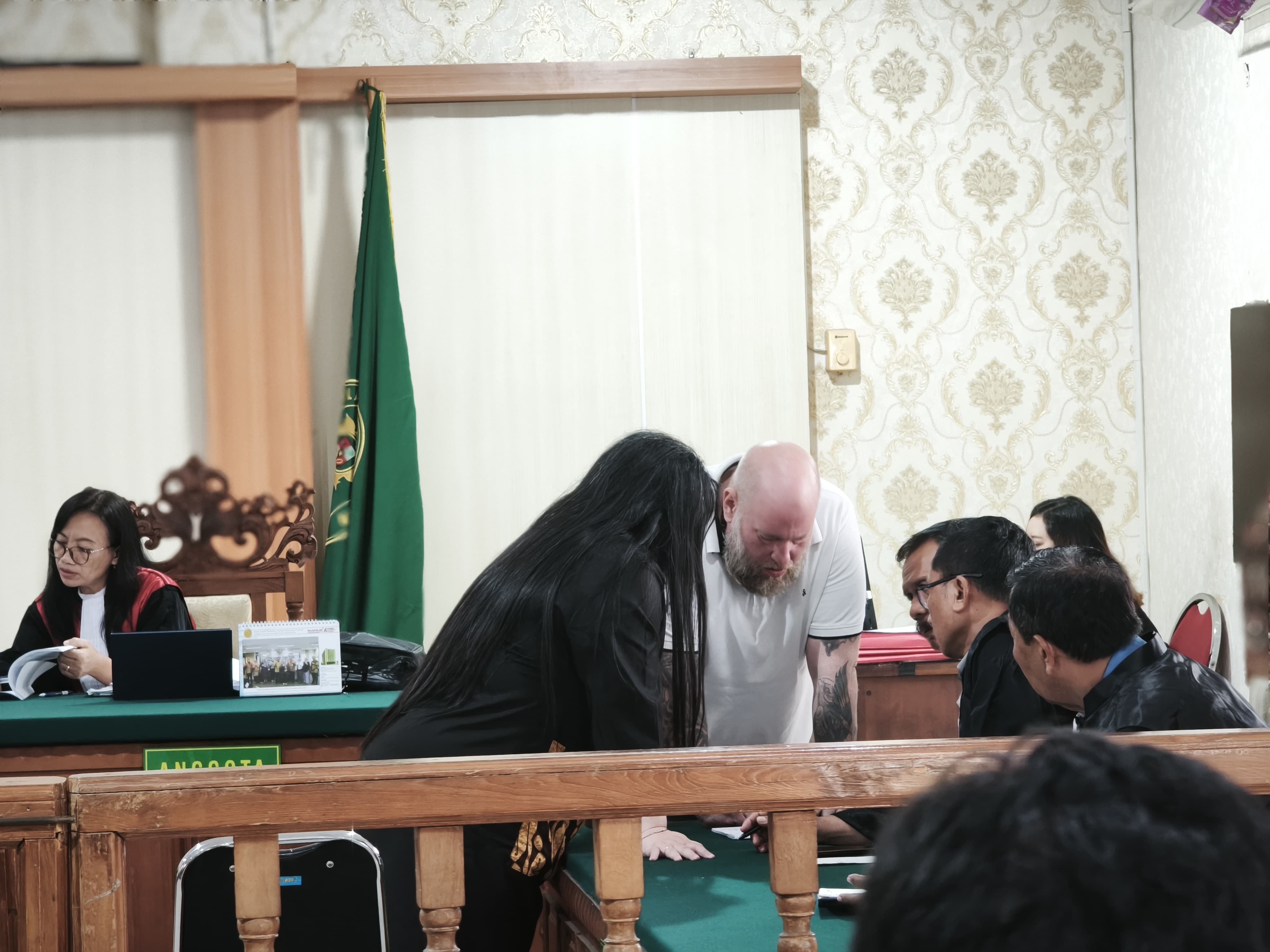Terdakwa Daniel (baju putih) jalani sidang tuntutan di PN Denpasar. (Bali Express/I Gede Paramasutha)