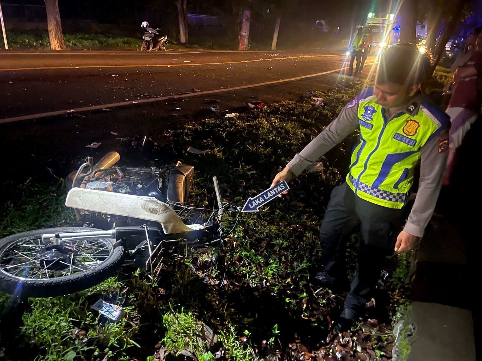 Petugas kepolisian olah TKP kecelakaan di jalur utama Denpasar&ndash;Gilimanuk KM 111&ndash;112 Desa Nusasari, Kecamatan Melaya, Kabupaten Jembrana, Selasa (4/11/2025).