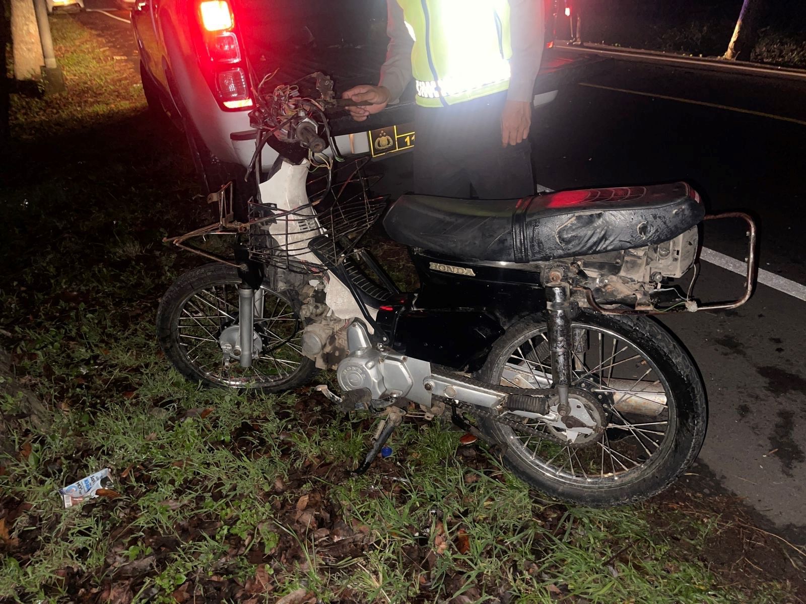 Kondisi Honda Astrea yang dikemudikan Alexander Fandrianus Paga setelah kecelakaan di jalur Denpasar-Gilimanuk, Jembrana, Selasa (4/11/2025).