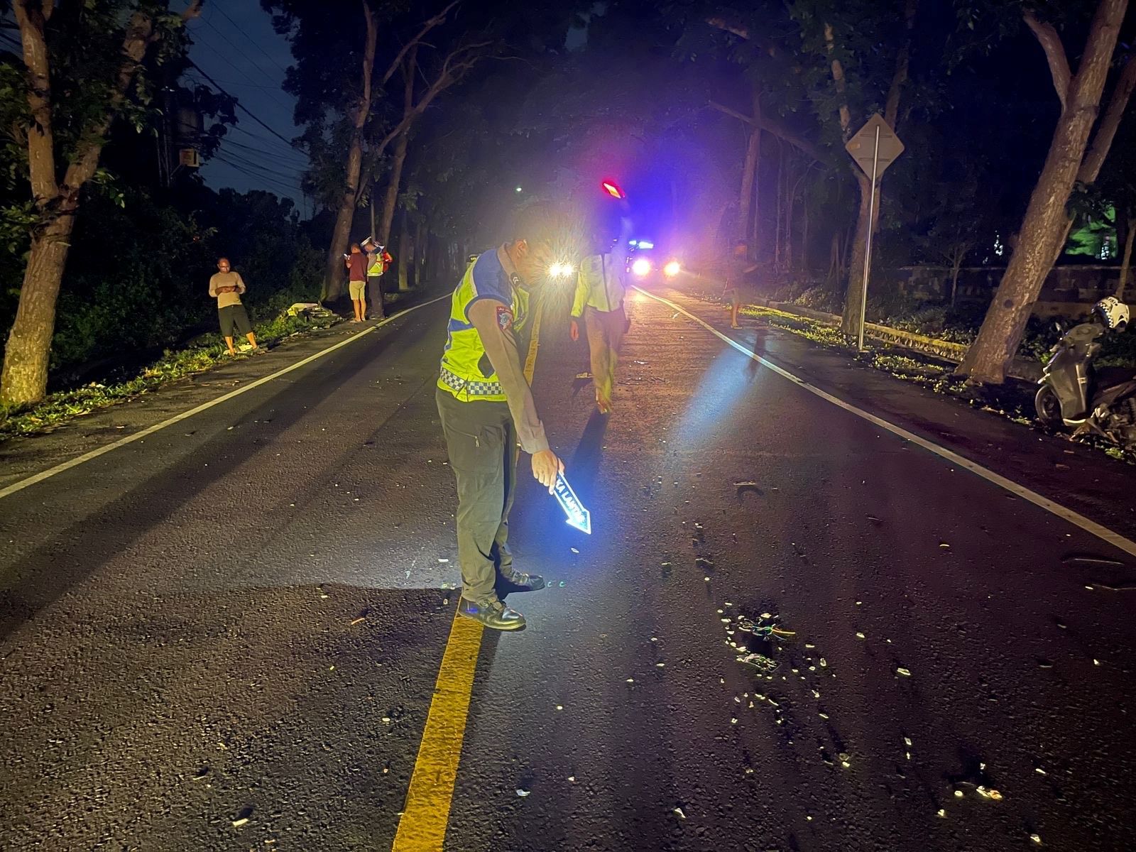Polisi melakukan olah TKP kecelakaan di Jalan Denpasar-Gilimanuk, Jembrana, Selasa (4/11/2025).