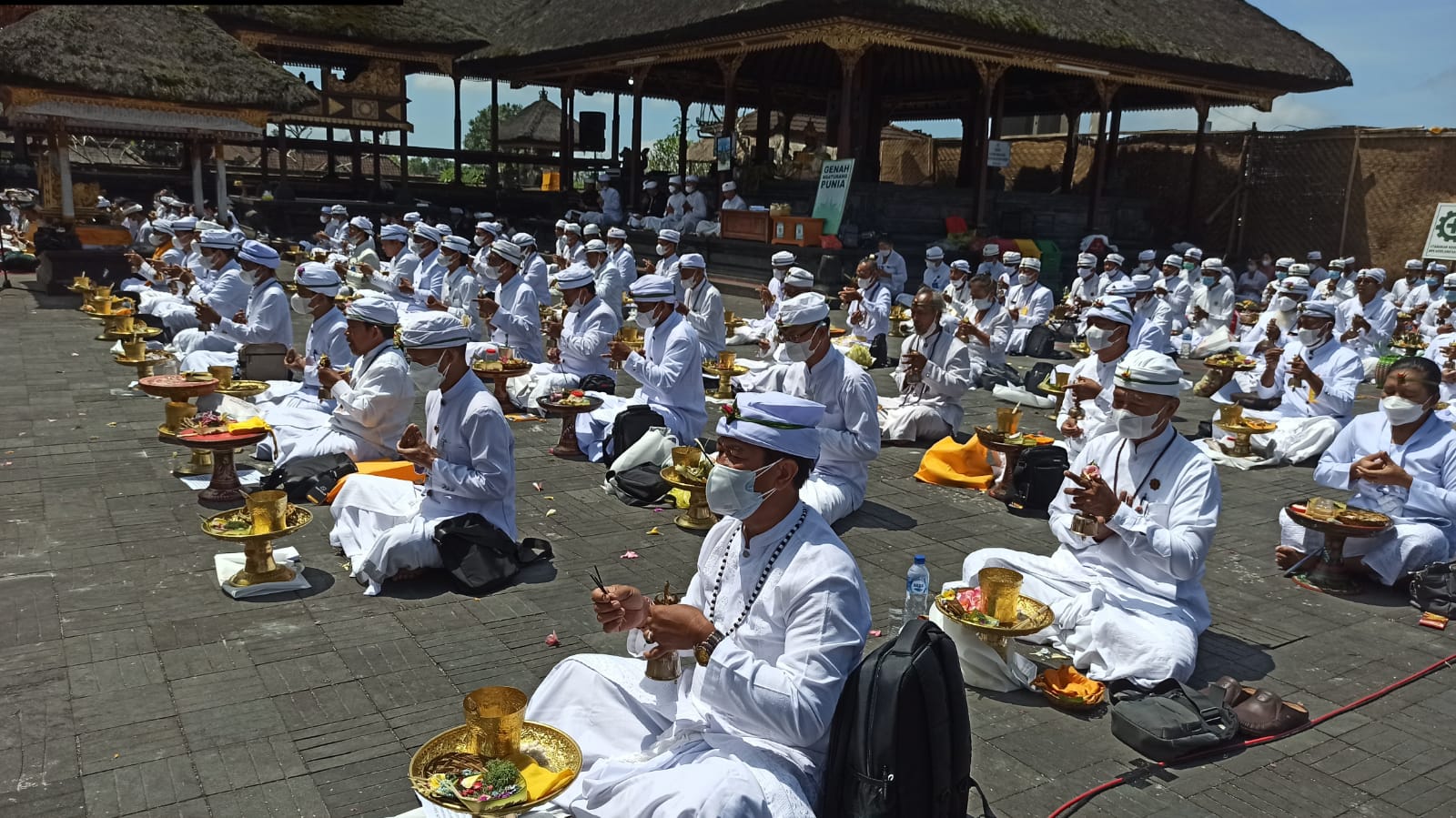 Pemangku saat melaksanakan persembahyangan di Pura Besakih