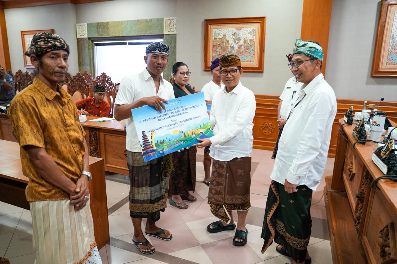 RAPAT: Bupati Adi Arnawa saat menghadiri Rapat Koordinasi/High Level Meeting TPID di Ruang Rapat Nayaka Gosana 3, Puspem Badung, pada Kamis, (6/11).