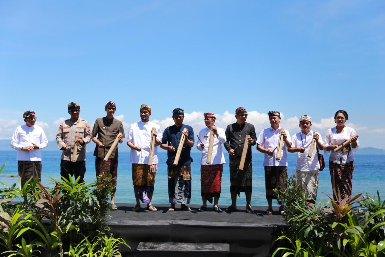 DIBUKA: Pemukulan kentongan menandai dibukanya Nusa Penida Festival, pada Jumat (7/11).