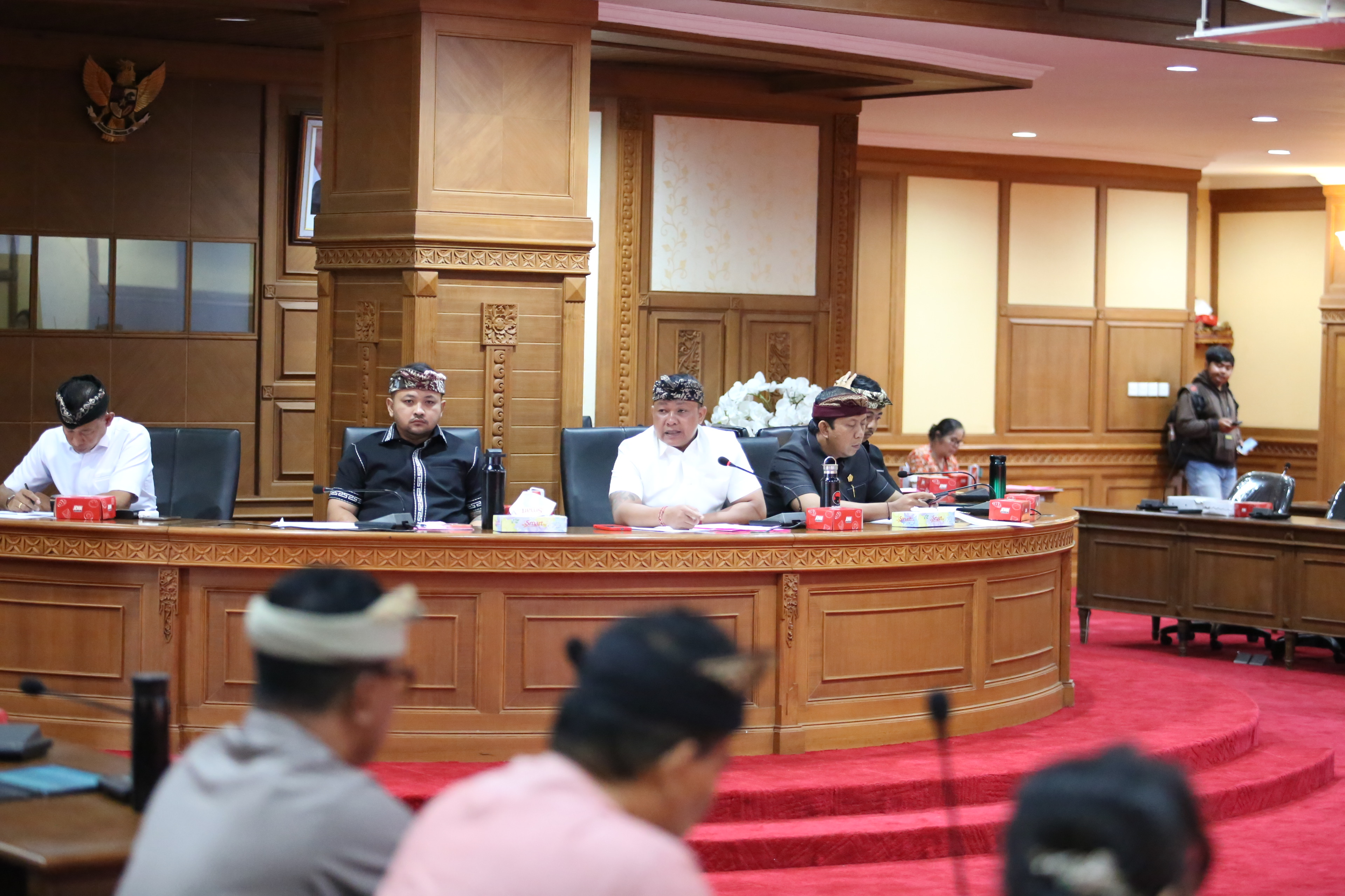 Komisi I DPRD Badung saat menggelar rapat dengan membahas Rabperda APBD 2026, Kamis (6/11).