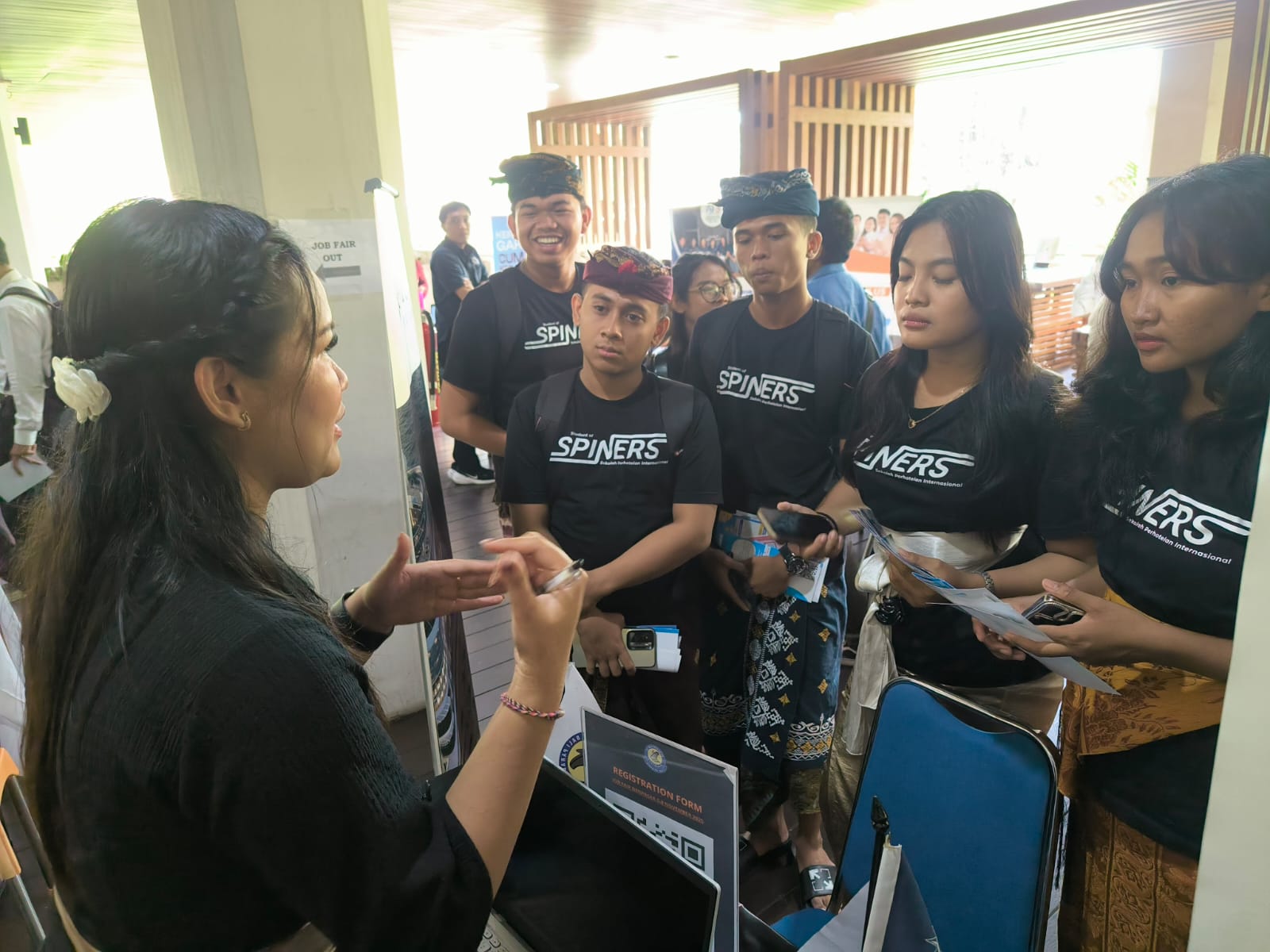 Pelaksanaan job fair di Gedung Dharmanegara Alaya, Denpasar, Kamis (6/11).