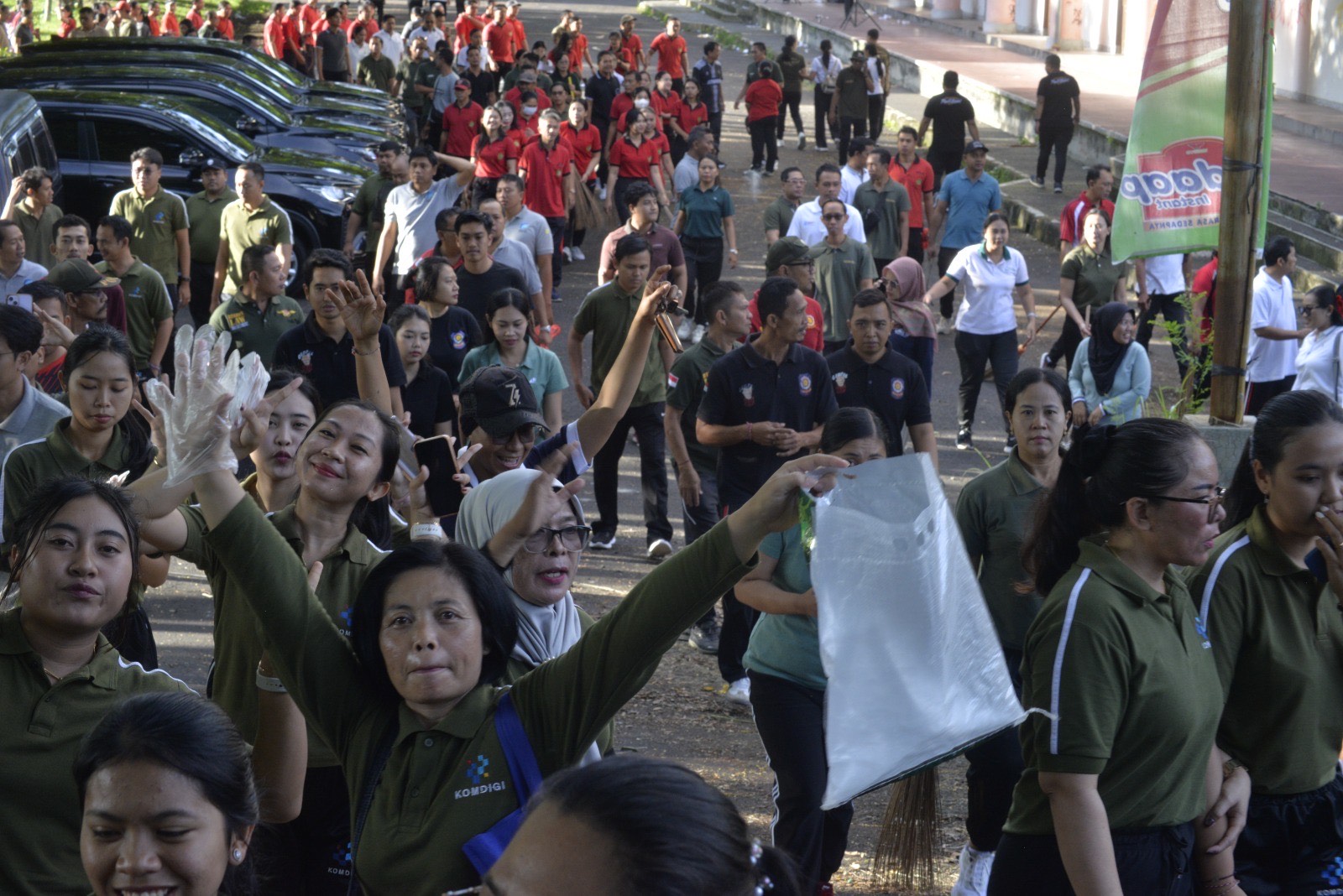 Kegiatan jumat bersih yang dilakukan asn di Kabupaten Jembrana, Jumat (7/11).