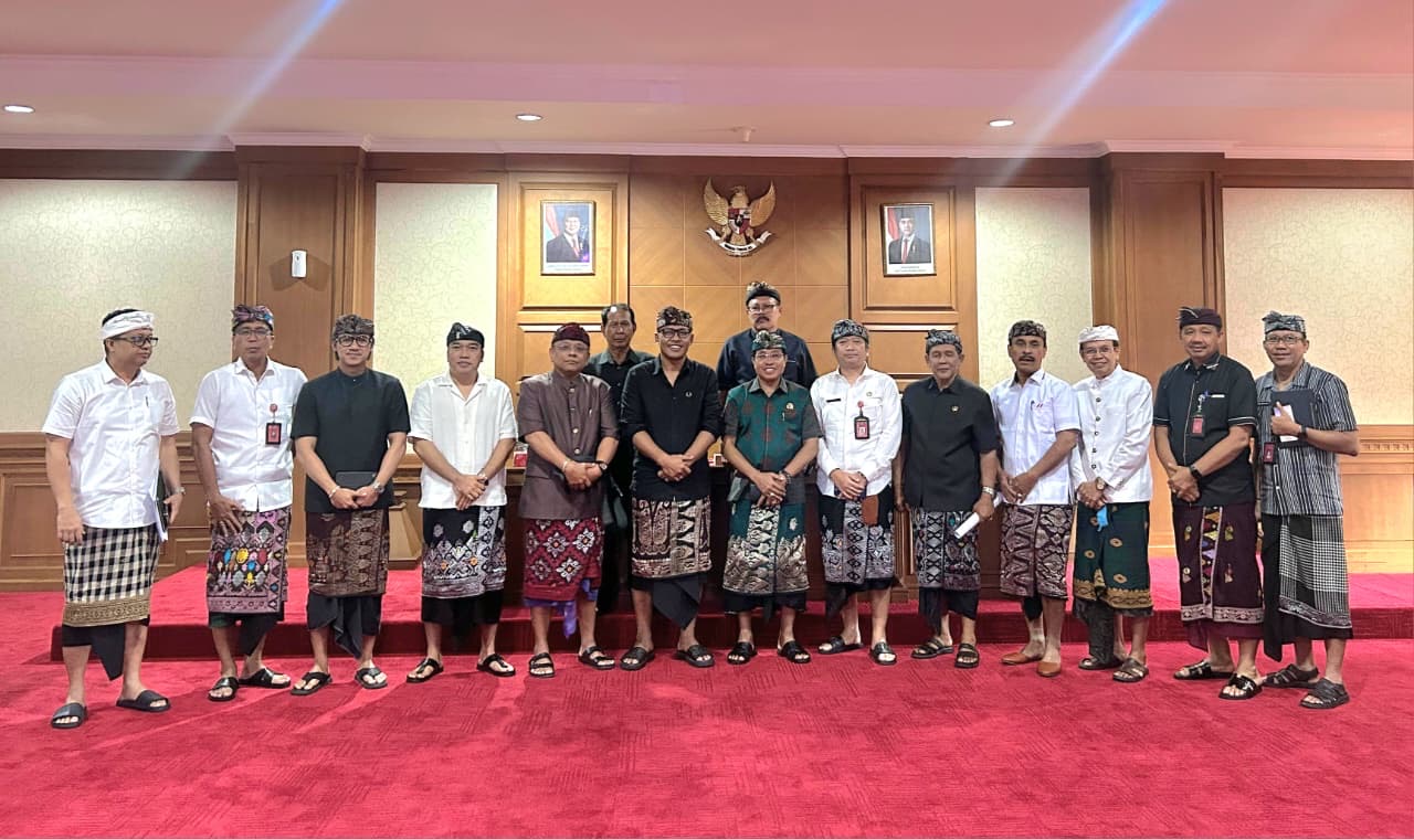 Komisi III DPRD Badung usai menggelar rapat kerja dengan sejumlah OPD, Kamis (6/11).