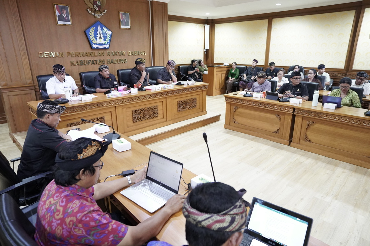 Komisi II DPRD Badung saat menggelar rapat kerja dengan senumlah OPD, Kamis (6/11).