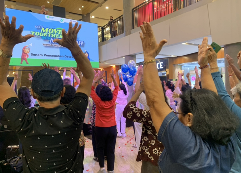 SENAM BERSAMA: Para lansia yang merupakan pensiunan RS Prof Ngoerah senam bersama di Level 21 Mall, Jumat (7/11)