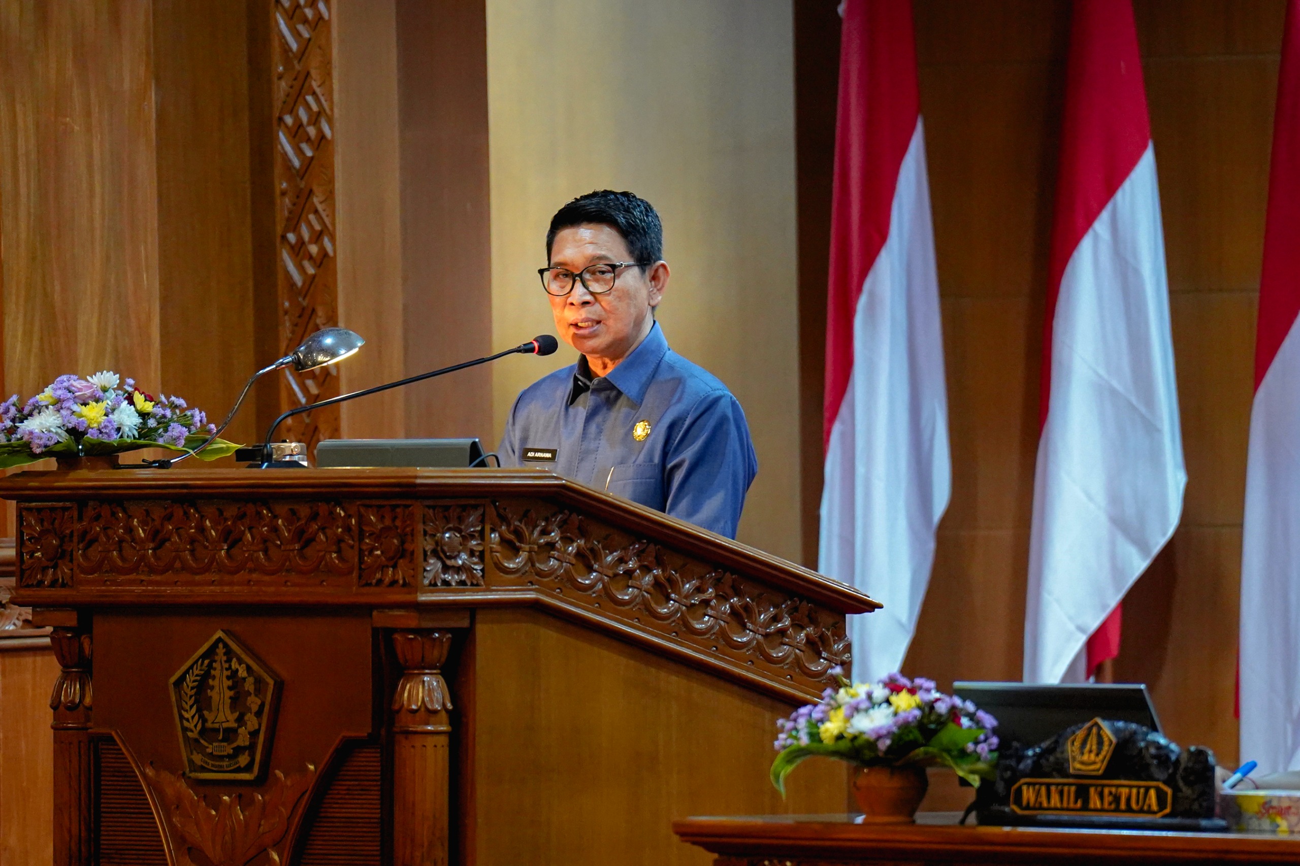 Bupati Adi Arnawa menyampaikan Jawaban Pemerintah terhadap PU Fraksi-Fraksi DPRD Badung terkait dua dokumen Raperda dalam Rapat Paripurna DPRD Badung, Jumat (7/11).