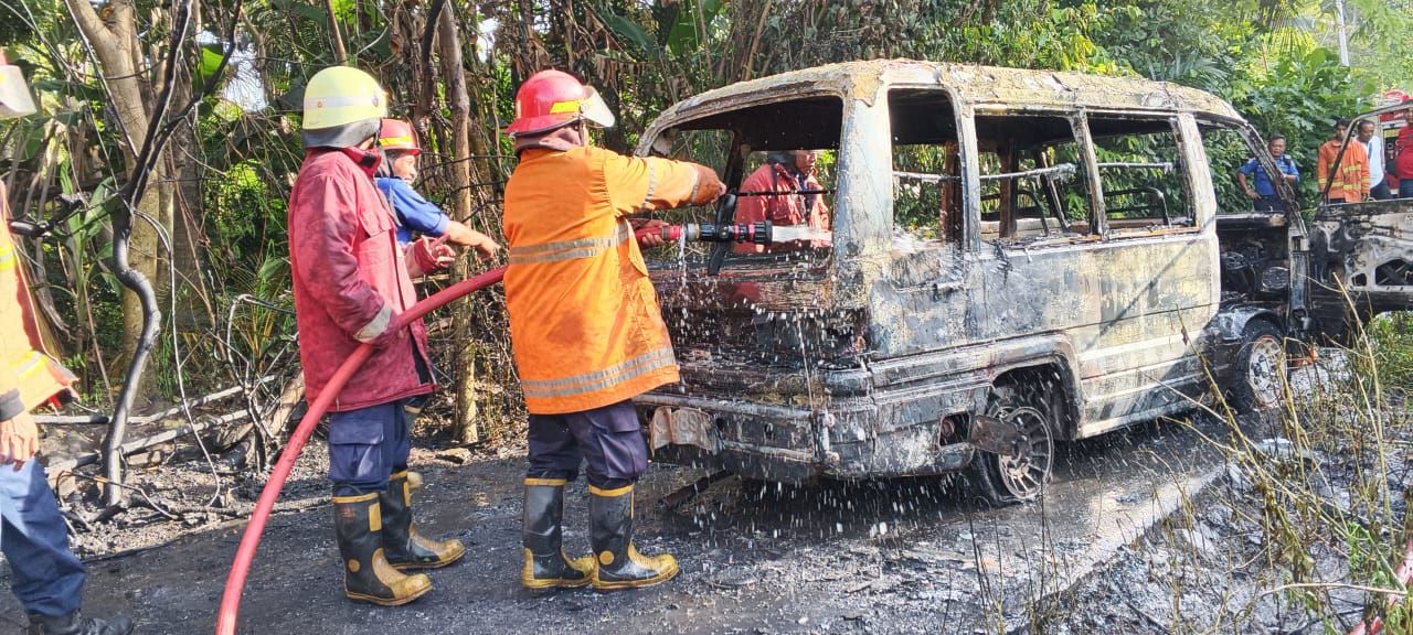 Mobil angkot milik I Made Lipur di Karangasem mengalami kebakaran pada Kamis (6/11/2025).