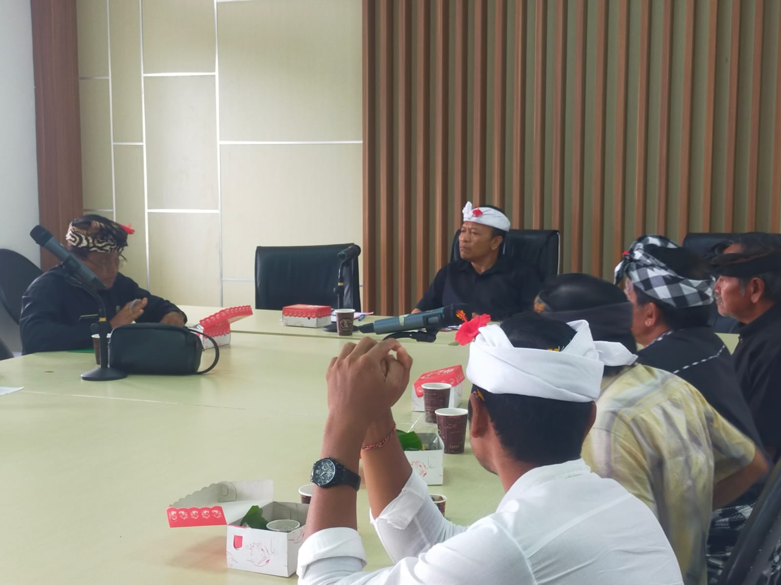 Prajuru Subak Abian Triguna Karya, Desa Catur, Kecamatan Kintamani, Bangli, menyampaikan aspirasi ke DPRD Bangli, Kamis (6/11/2025).