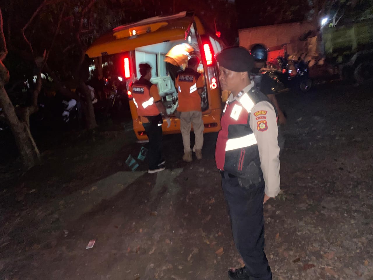 Evakuasi: Petugas mengevakuasi jenazah sopir truk yang ulah pati di Denpasar.