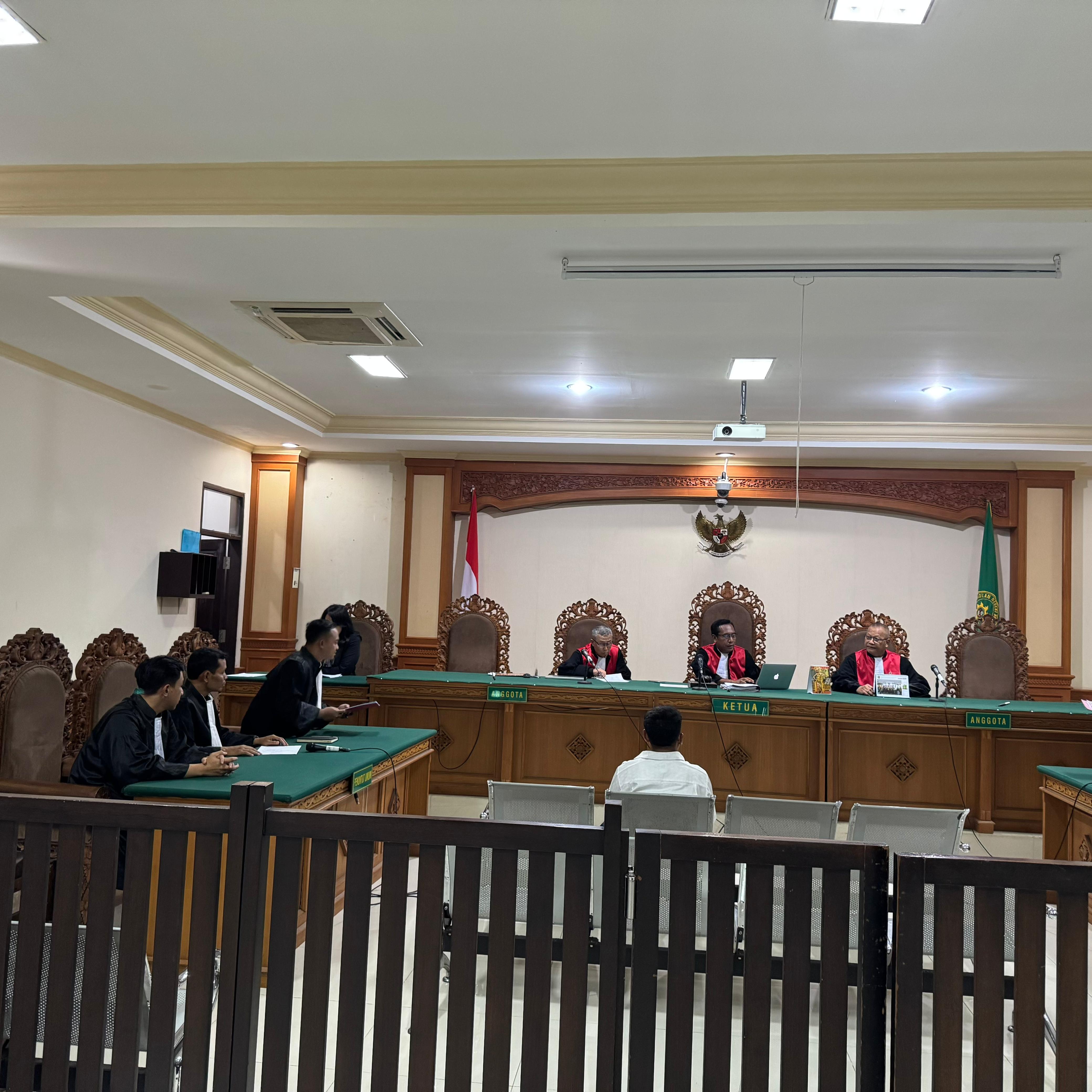 Terdakwa Mantan Kepala Sekolah (Kepsek) SMK Negeri 1 Klungkung, I Wayan Siarsana saat sidang putusan di Pengadilan Tipikor Denpasar.