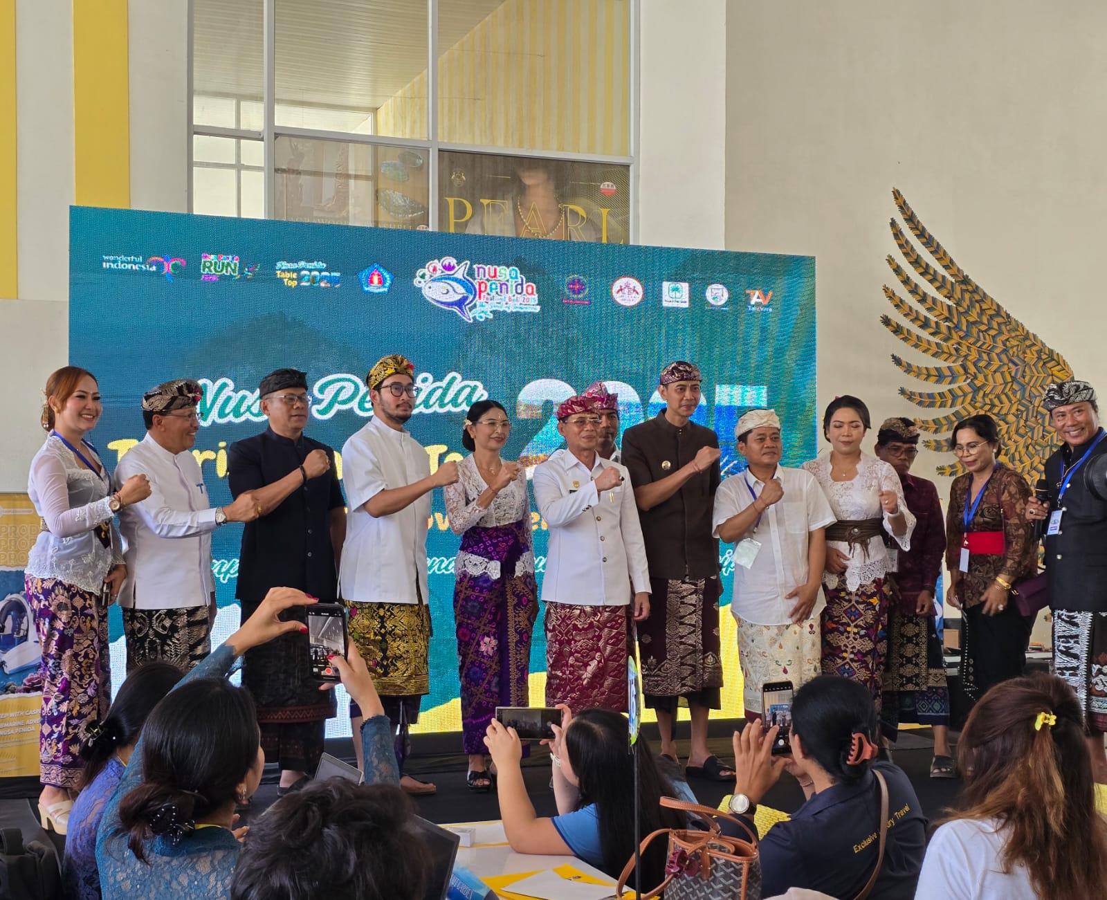 LAUNCHING: Bupati Klungkung I Made Satria melaunching wisata kapal selam di Nusa Penida, Jumat (7/11).