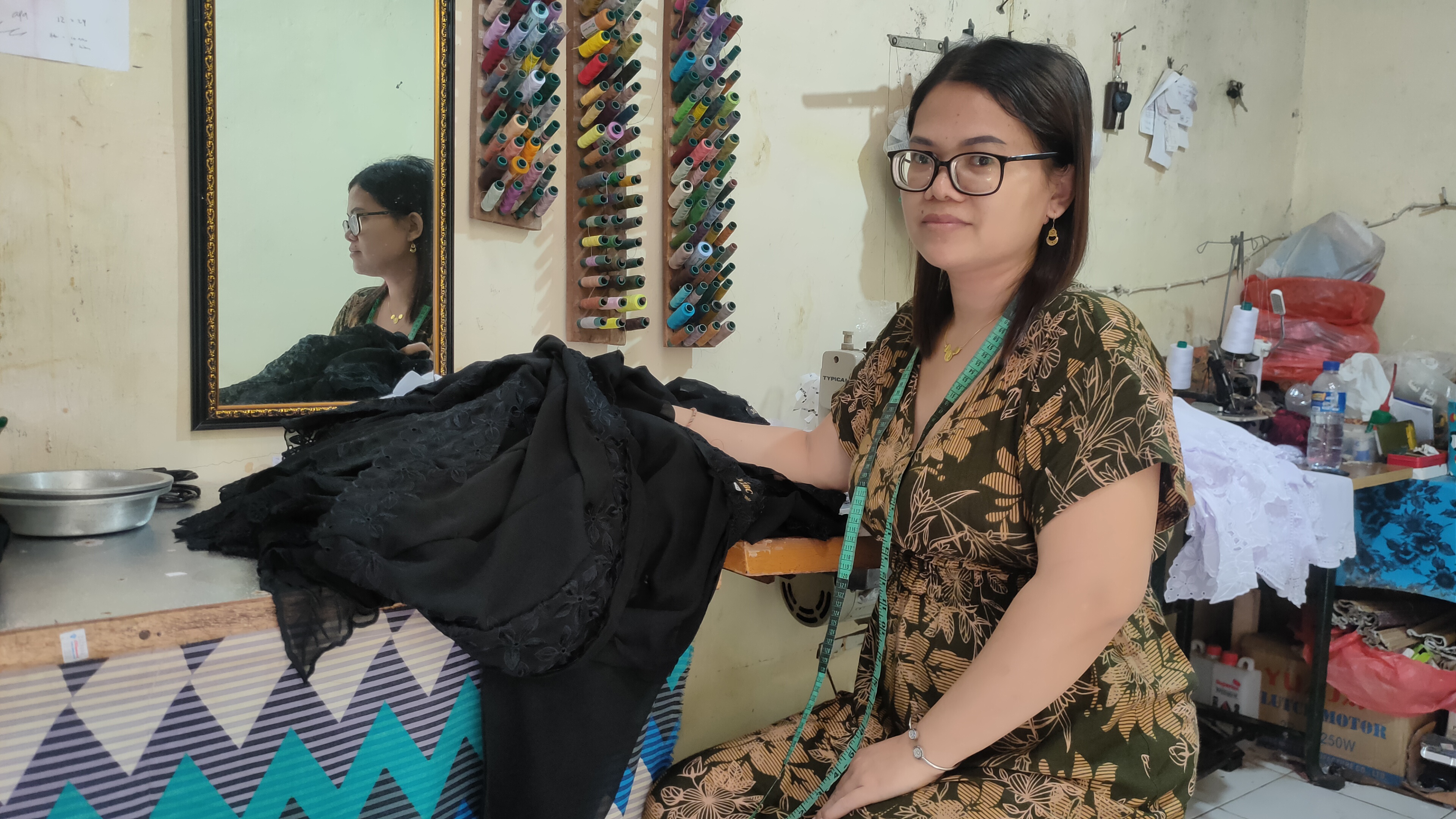 Ketut Ayu Widayanti, penjahit kebaya dari Klungkung.