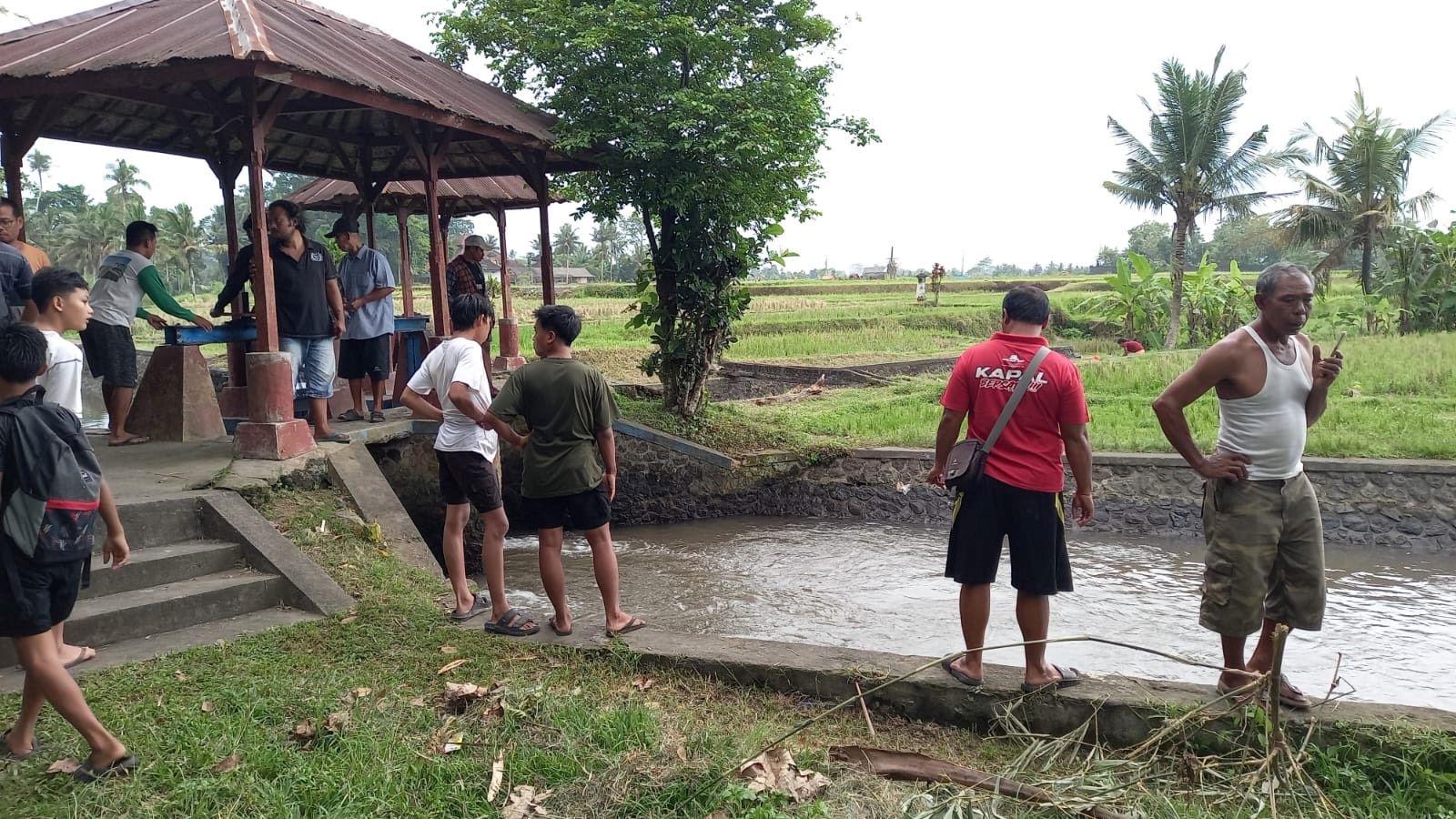 Pencarian korban tenggelam di Dam Panglan, Kelurahan Kapal, Kecamatan Mengwi, Badung, Jumat (7/11/2025).