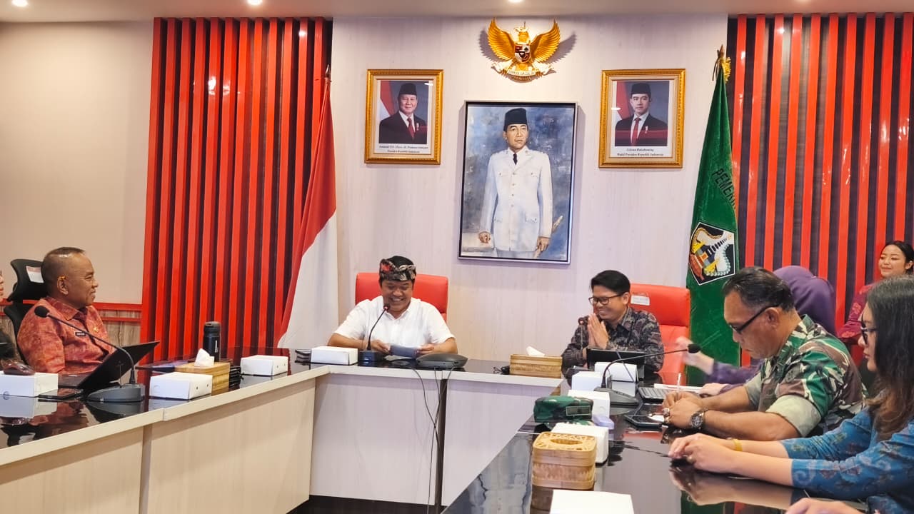 Bupati Bangli Sang Nyoman Sedana Arta memimpin rapat&nbsp;jelang Hari Raya Galungan, Jumat (7/11/2025).