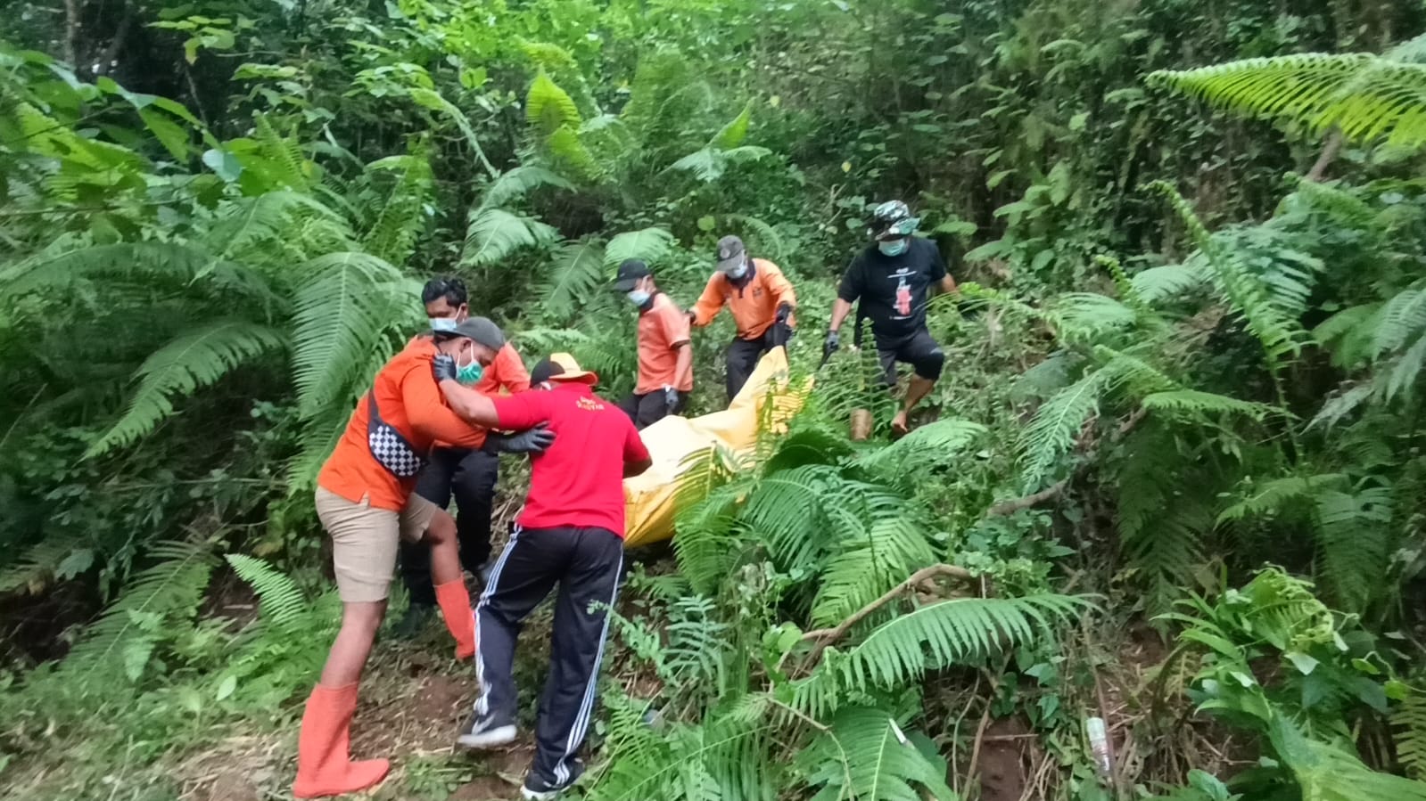 EVAKUASI : Proses evakuasi jasad lansia di aliran Sungai Petanu, Banjar Bangunliman, Desa Buruan, Kecamatan Blahbatuh, Gianyar.