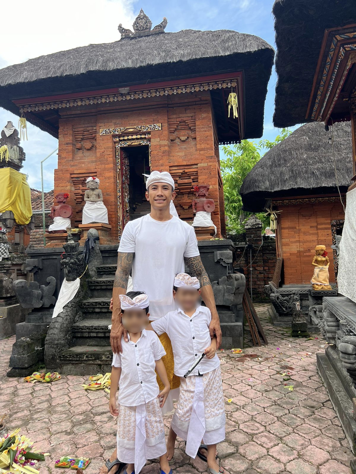 Potret Asian Adi Putra saat masih bersama anak-anaknya di Bali. (Bali Express/Istimewa)