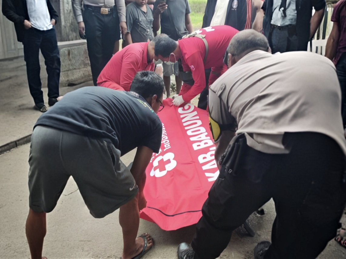EVAKUASI: Petugas mengevakuasi jasad IKD yang ditemukan di pusaran air Dam Tegan. (Bali Express/Istimewa)
