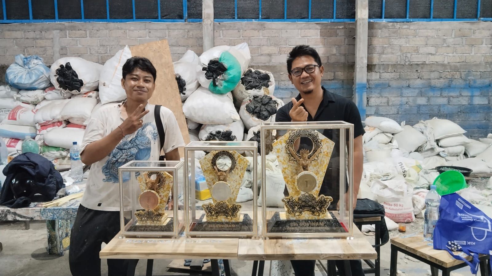 Piala-piala kejuaraan dunia yang dibuat dari bahan sekam dan sampah plastik.