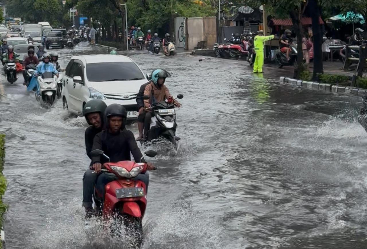 Kondisi banjir yang menggenangi Jalan Sunset Road, Kuta, beberapa waktu lalu.